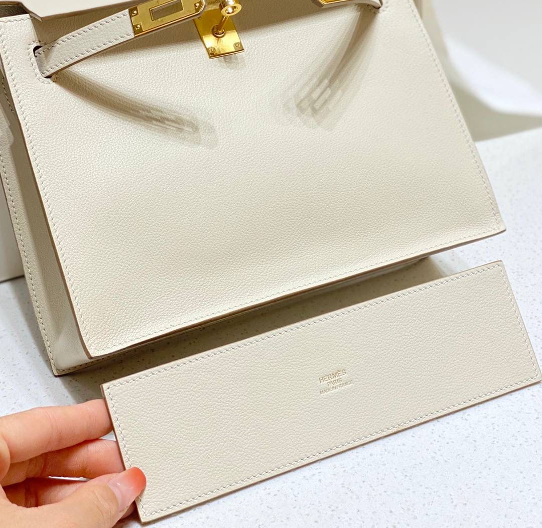 『奶昔白·金』 ‘’Kᴇʟʟʏ ᴅᴀɴsᴇ • Evercolor 🎀 时尚圈就是一个圆！ 最厉害的就是六种背法： 斜背、侧背、肩背、腰包、背包、手包 集美们一定要安排起来‼️ 22Cm