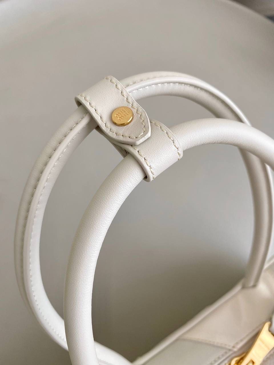 🈶拼接白 𝗠𝗶𝘂𝗠𝗶𝘂保龄球，大爆款 白色拼皮简直就是甜酷代名词！ 简约精致的设计真的好耐看 不同色系拼接有点流浪感又透着高级 色彩搭配温暖而富有层次，加上轻微的做旧 New vintage风的质感，很特别 整体造型非常慵懒惬意，保证了舒适性和实用性的同时还兼顾了美观性 时尚，非它莫属了！ 27×12×9cm #F0011m