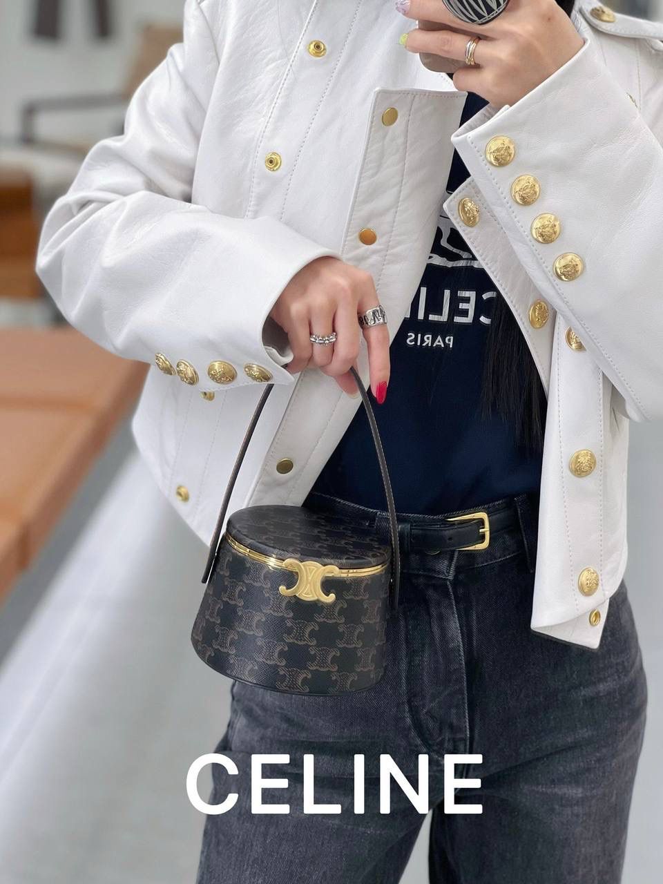 🔥大货实拍图 𝗖𝗘𝗟𝗜𝗡𝗘 ♥️ 𝗡𝗜𝗡𝗔手拎盒 型号：111353 尺寸：13*8*13cm 新品上线啦👏立体盒子包/化妆包~皮带子手拎设计➕圆筒包身，翻盖带镜子，可随时补妆。精致又不失实用性！凹造型拍照，或者当晚宴包，简直美呆🥳