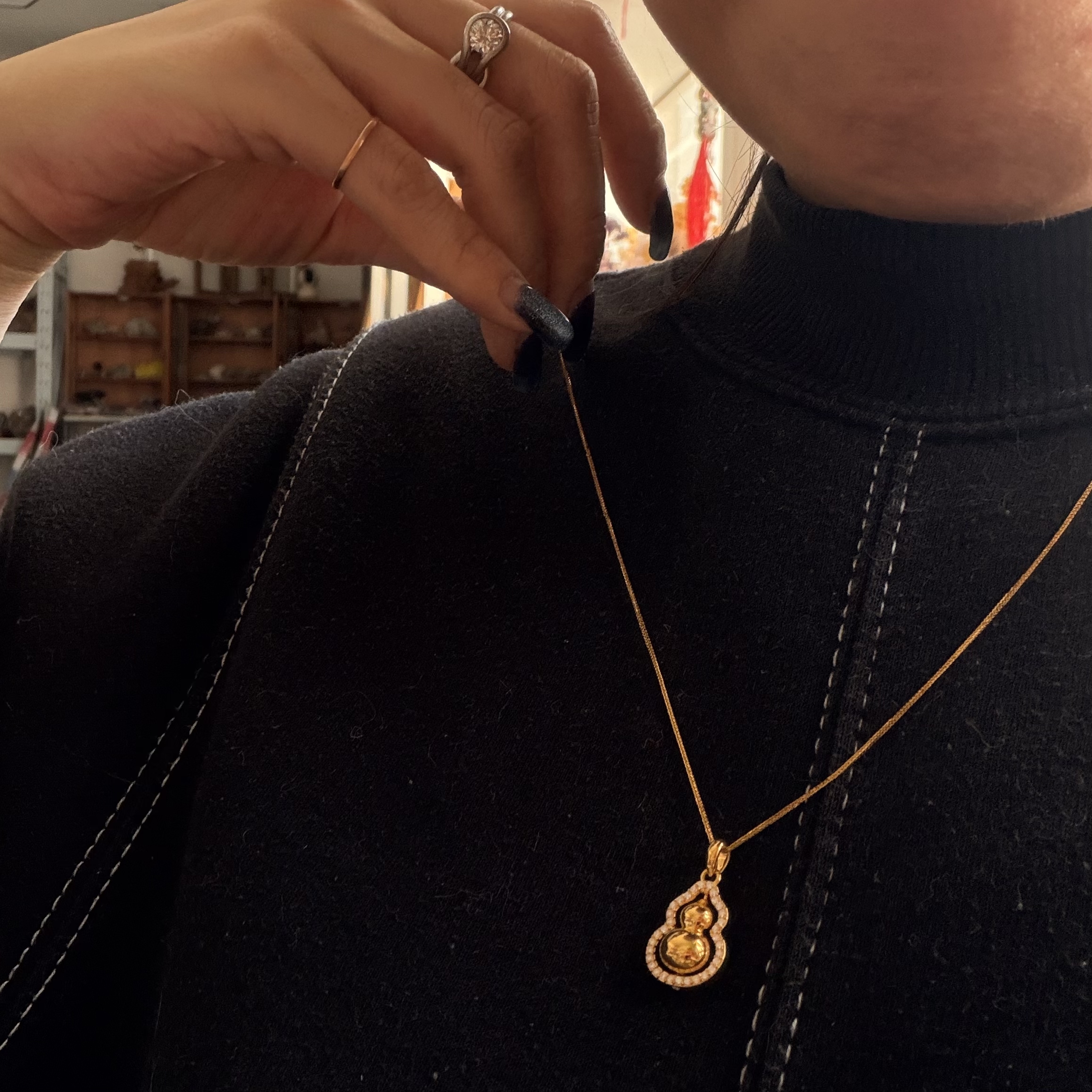  𝟵𝟵𝟵硬金葫蘆鑲莫桑石吊墜（可轉動）