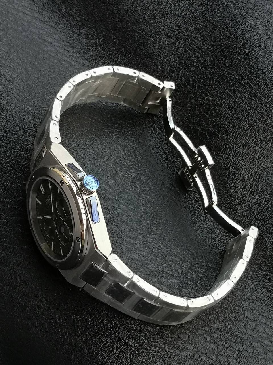 万国工程师系列万年历腕表，复刻界最复杂的腕表，所有功能同步原装，所有功能调节通过把头控制. 1⃣️【功能介绍】3点钟位置显示日历，9点钟位置显示星期，6点钟月份月相指针显示。 2⃣️【做工精细】外壳采用原版同样的三件套结构，中间拉丝，上下壳为抛光，镜面采用高成本的锅盖形蓝宝石，使其质感提升。 3⃣️【机芯性能】尺寸41.6mm,机芯采用天津机芯改82600，高效稳定，动力时间长达72小时以上，进行加装复杂的万年历模块，而且同步所有功能实现同步原装通过把头调节。 4⃣️【⚠️注意事项】由于万年历模块十分复杂在出货前都会调准时间，客户收到直接上链上手佩戴即可，⚠️请不要轻易乱调，由于机芯加装升级功能，调节需慢慢按调。