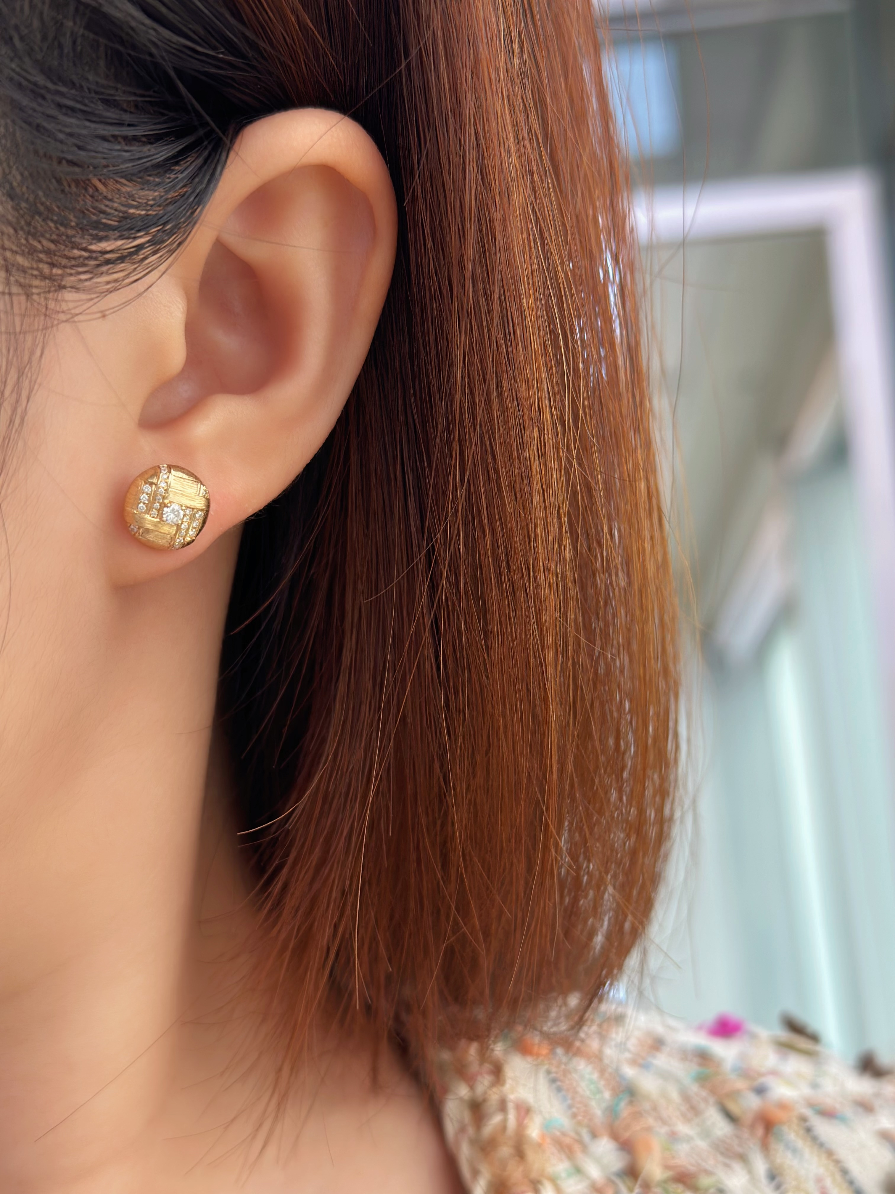 18K Gold Brushed Basketweave Diamond Stud Earrings N031361