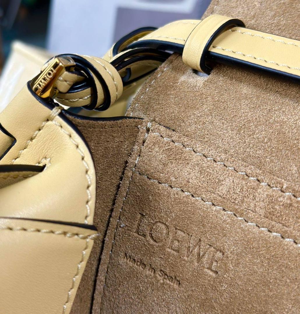 *𝘔𝘪𝘯𝘪 𝘎𝘢𝘵𝘦 𝘋𝘶𝘢𝘭 马鞍手袋 ✨上新 new in✨ 尺寸:15*12.5*9cm（中部最宽处21cm） 编码:522127 颜色: 织带/黄油色 将原本的细肩带更换成存在感更强的帆布宽肩带，点缀logo印花，休闲率性感满满！ 包身采用非常柔韧光滑小牛皮，内里麂皮，内置两个卡槽，Puls🉑️无忧。 经典造型手袋，换上了新肩带，估计又有不少包控要失去抵抗力啦👏🏻