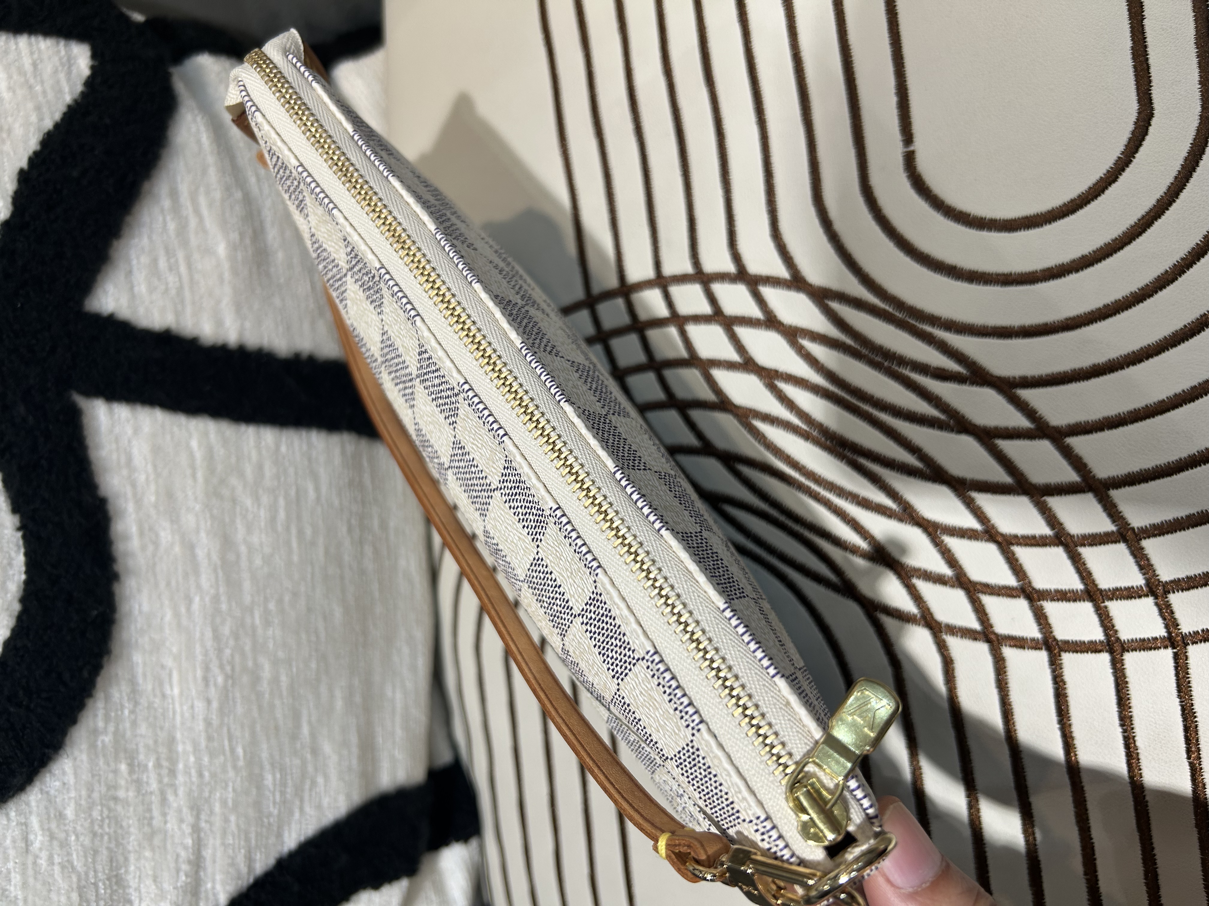 Louis Vuitton LV Pochette 白色棋盤格hobo bag 100%Authentic,98%new  