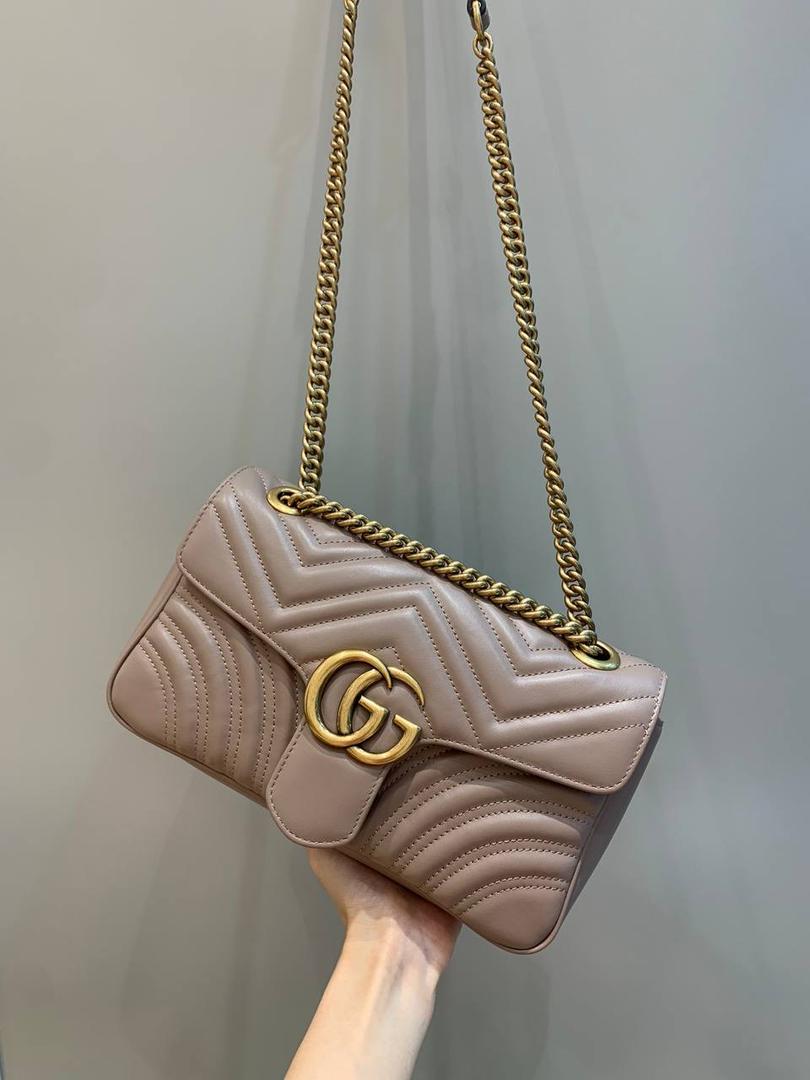 新背景实拍正品级 。经典款金扣奶茶色26cm‼️ 温柔气质的颜色代表，可盐可甜，春夏四季的搭配小能手，颜色饱满度很高，皮料质感也是没得说，原厂皮材质都是很厉害的！图片拍不出他的美，实物更美‼️ 型号443497；尺寸26/15/7cm