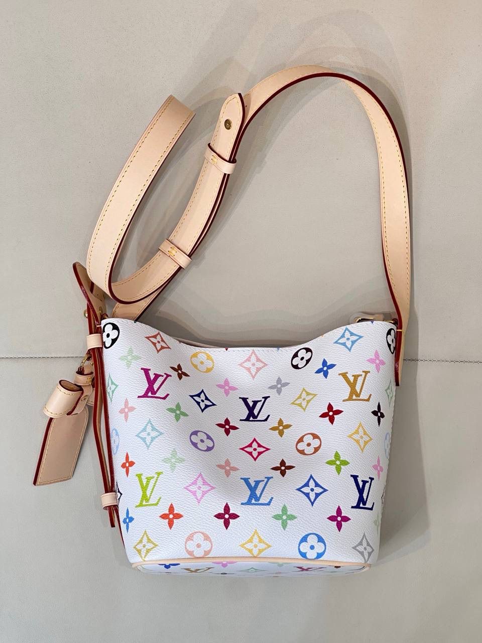 LV ALL IN BB 白三彩👜✨ 村上隆时隔20年的再度合作直接封神了！！ 听我的！！一定要入手一个！！ 她真的会长进你的心巴里！！太好看了！！！ 三彩真的是老花界的神来之笔！！ 侧边可可爱爱的蝴蝶结🎀真的无法抗拒！！ 就这个包走在哪里都是焦点啊！！