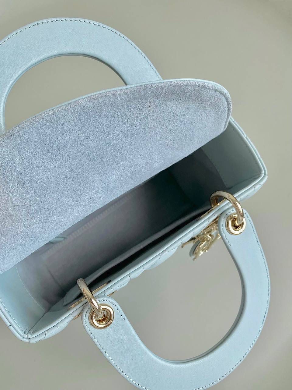 🈶湖水蓝「剩少量」 𝗗𝗜𝗢𝗥 𝗟𝗮𝗱𝘆羊皮四格金扣 秋季新颜色太甜太美了！奶呼呼的 不是正baby 蓝哈！别被网图滤镜误导了 清澈澄明的湖水颜色，是一种淡色调带绿的蓝 就会在不同光线角度下，呈现偏绿或偏蓝调 特别温柔清冽，像夏日的风一样温凉如水 干净纯粹，柔和中有股力量带来的平静感 整个人都被治愈了啊啊啊！！ 进口原厂羊皮➕全钢五金，终极版 （配8个五金图案 全套包装） 20×16.5×8cm 4123