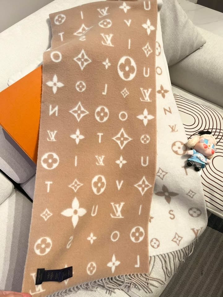 Lv Reykjavik 2.0 頸巾 cashmere  Scarf 100%Authentic,unused未使用品 ✅ box