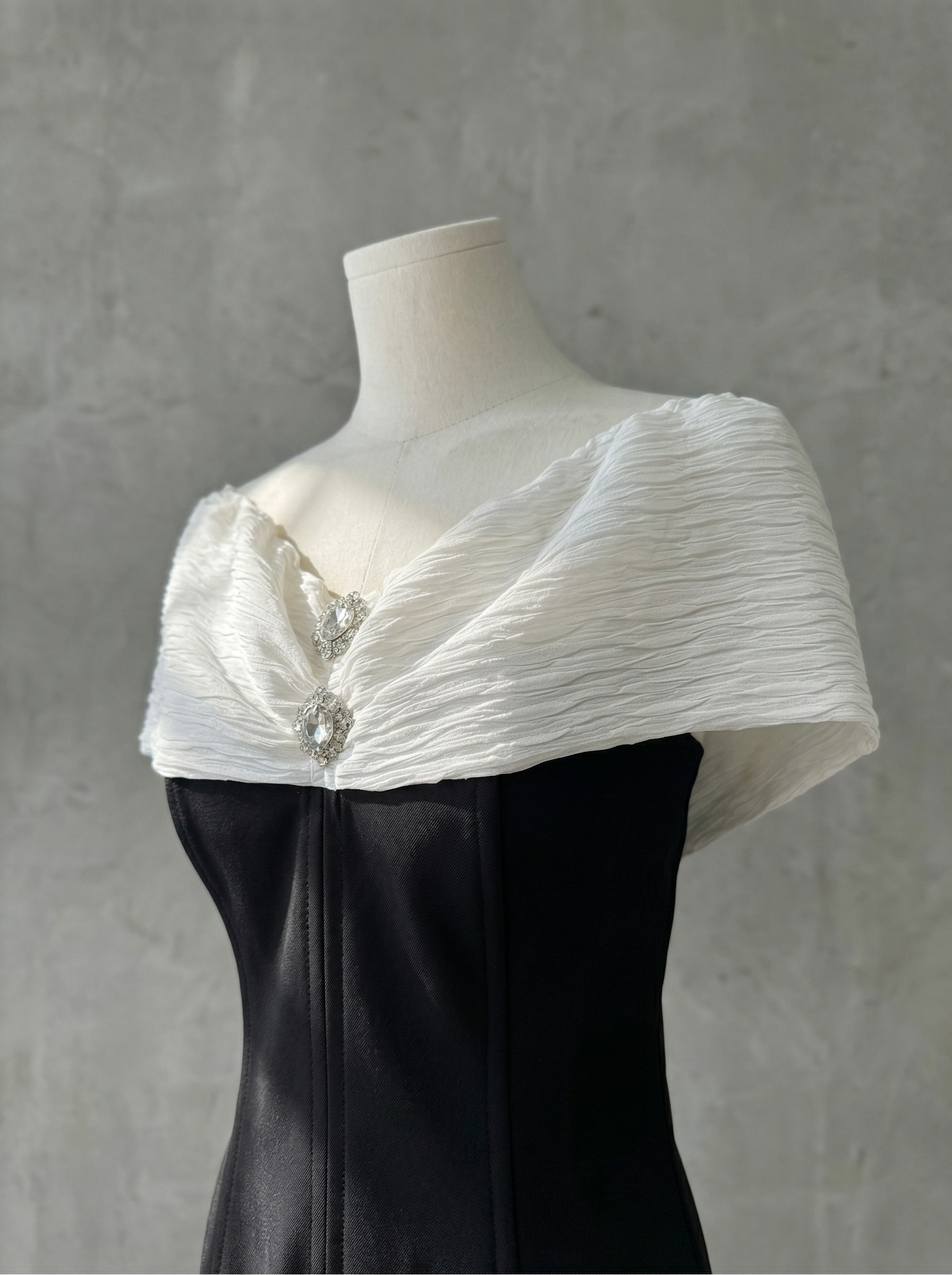 優雅露肩寶石裝飾上衣