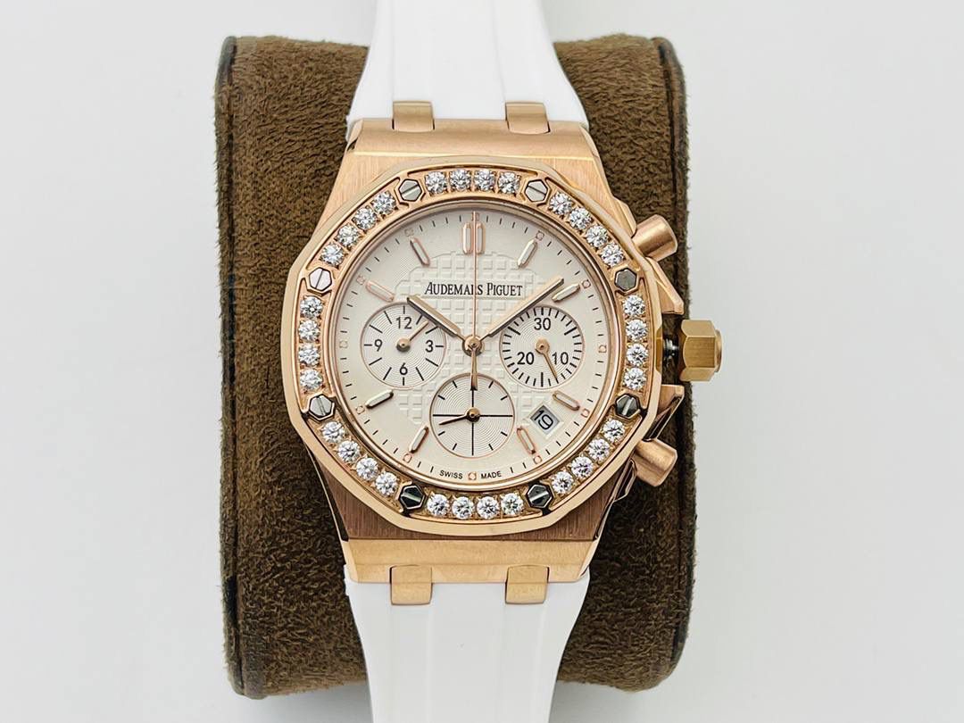 爱彼AP皇家橡树离岸系列37MM石英VK计时腕表！ 1⃣️瑞士进口石英机芯，此款爱彼是女款，不仅拥有男表的硬朗霸气风格，还增加了几分柔美、使得女装腕表更加时尚个性也是当下最热门的爱彼女式腕表之一！ 2⃣️表壳904L精钢！ 3⃣️圈口奢华南非钻，带来非凡触感与视觉享受！ 4⃣️表带采用白色液态硅胶，不一样的佩戴体验！ 非常难得的款式希望你们不要错过哦！欢迎您的品鉴！😎💯🚀