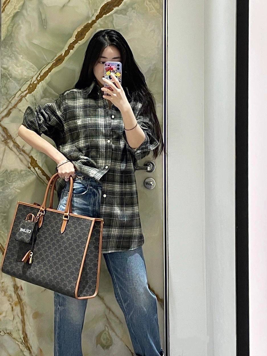 🔥大货实拍图 𝗖𝗘𝗟𝗜𝗡𝗘 ♥ 𝗖𝗔𝗕𝗔𝗦 𝗧𝗢𝗧𝗘大号 型号：197912 大号尺寸：43*30*10cm 小号尺寸：35*22*7cm 𝘾𝙀𝙇𝙄𝙉𝙀 𝟐𝟎𝟐𝟐秋冬新款～老花帆布cabas真的是大号包中的战斗机！耐刮擦，轻便，容量大，装电脑不在话下！更加感人的是袋口有暗扣，安全感满满，日常出门使用都很合适，职场女性和宝妈就更加不能错过啦！