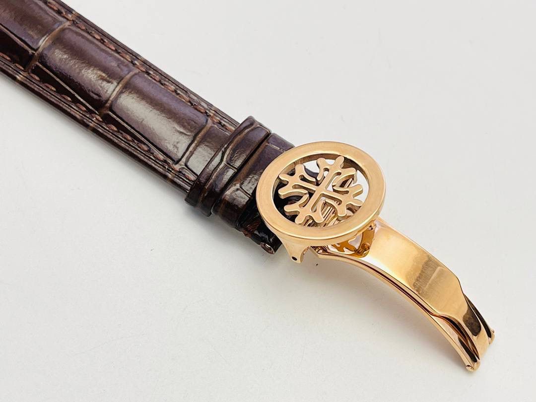 百达.翡丽最热门款式，PP复杂功能计时系列5146R 5147🔥🔥 1⃣️采用39MM表盘直径，精巧绝伦！ 2⃣️搭载高性能Cal.324自动机械机芯，具备年历，日期，月份和月相显示功能，提供了强大的时间衡量功能，表盘设计中心大秒针，是时间易于读取。 3⃣️相信这样的一款腕表会是很多爱表人士所梦寐以求的，但是就如它水中月的意象一样，可遇而不可求，所以，如果有个机会出现在你面前，那么就好好珍惜吧。