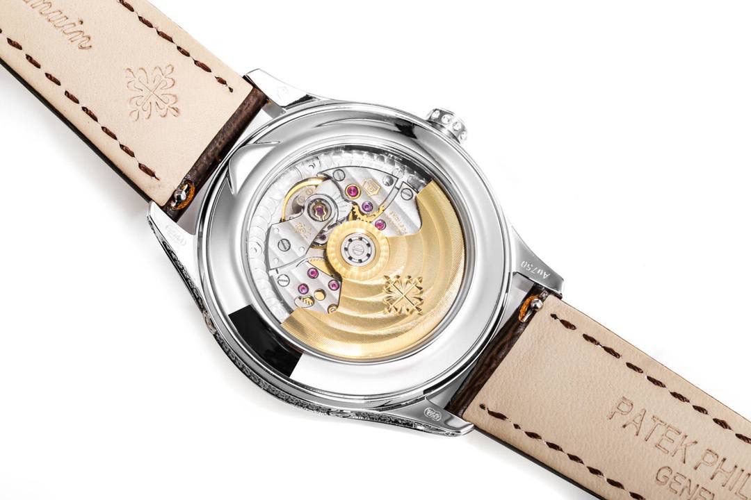 ✨百达翡丽复杂功能时计4947/4948系列 惊艳首发 年历+月相镶钻女表💎 经典时髦，美艳出圈😍😍 38mm表壳精抛光，线条流畅弧度饱满，表冠镌Calatrava十字星，侧边镶钻呼应表壳，质感拉满✨ 珍珠母贝表盘+立体金质字块+金质大三针，读时清晰；9点位星期、3点位月份、6点位日期月相，年历每年仅需调校1次，实用便捷🌙 搭载324S QA LU自动机芯，带PP印记，性能卓越⚙️ 意大利手工缝线牛皮表带+镶钻原装针扣，优雅显贵，懂表之人必入💫