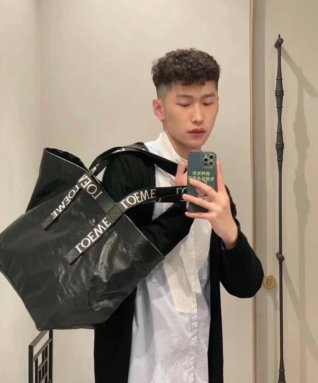 《重新定义罗威风格》 *超人气🔥纸纹牛皮手袋𝙁𝙤𝙡𝙙 𝙎𝙝𝙤𝙥𝙥𝙚𝙧 🌟 颜色:黑色、苹果绿、橙色、棕褐色 皮料:西班牙🇪🇸进口纸纹牛皮 尺寸:50×20×31cm 编码:052055 各大秀场都有它的地位 集“时髦“垃圾袋” ➕阳光“托特包” ➕摩登飒“行李袋” ➕任性美“单肩包” ➕时髦精“纸片袋”一身 飒飒的选它，凹造型选它，想走路都带风的选它，选它，选它！！！ 偷偷告诉你，超薄体积，随时随地百变造型即可入箱跟你环游天下😘😘