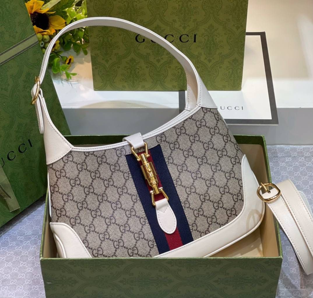 。✈️✈️✈️ 𝗝𝗮𝗰𝗸𝗶𝗲 1961原厂皮🔥# ▫️型号：636706 ▫️尺寸：28*19*4.5𝗰𝗺 Jackie本季新款具有极高辨识度的手袋重回时尚前沿，采用经典GG Supreme原版材料制作，配有一根额外的可拆卸肩带。第二根肩带可通过搭扣固定在手袋上，为典藏设计注入现代时尚格调，打造手提、肩背或斜挎等多样化的携带选择。 拥有多种穿搭方式和风格的单品是所有成为品牌个性精神一部分的顾客的欣然之选。