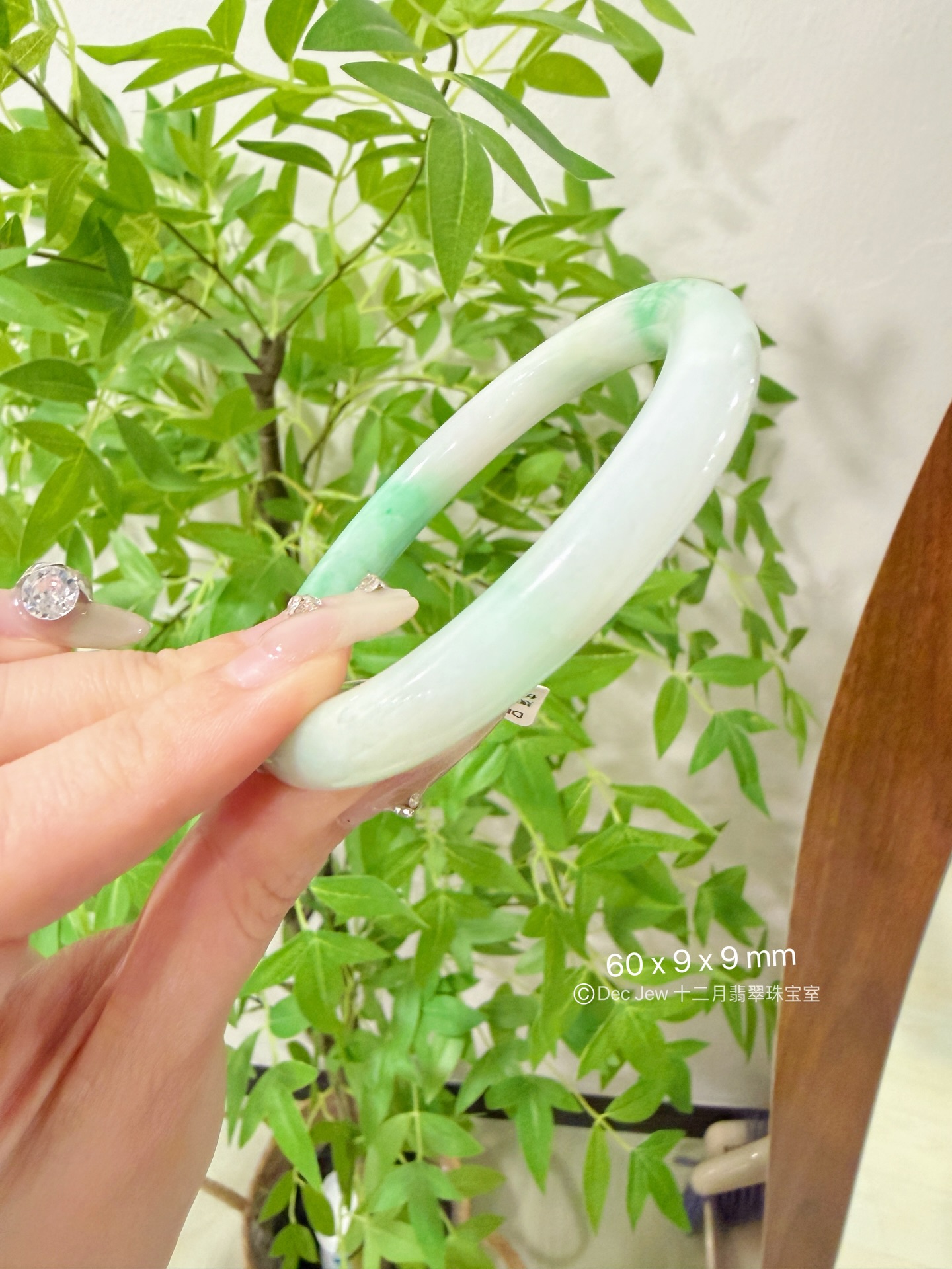 ✨ 马来西亚现货 · 手镯现货发售 ✨🟢60圆条芙蓉绿翡翠手镯💎 手镯尺寸 • 圈口：60 mm • 宽度： 9 mm • 厚度： 9 mm 📄 附证书 每只手镯均附专业鉴定证书，安心选购 ✔️ 🕊 鉴赏期 支持鉴赏期，购买更放心 🌍 全球配送 马来西亚现货，支持全球邮寄 ✈️ 📩 欢迎私讯咨询 / DM 查看细节与实#马来西亚翡翠 #怡保 #吉隆坡 #新山 #新加坡