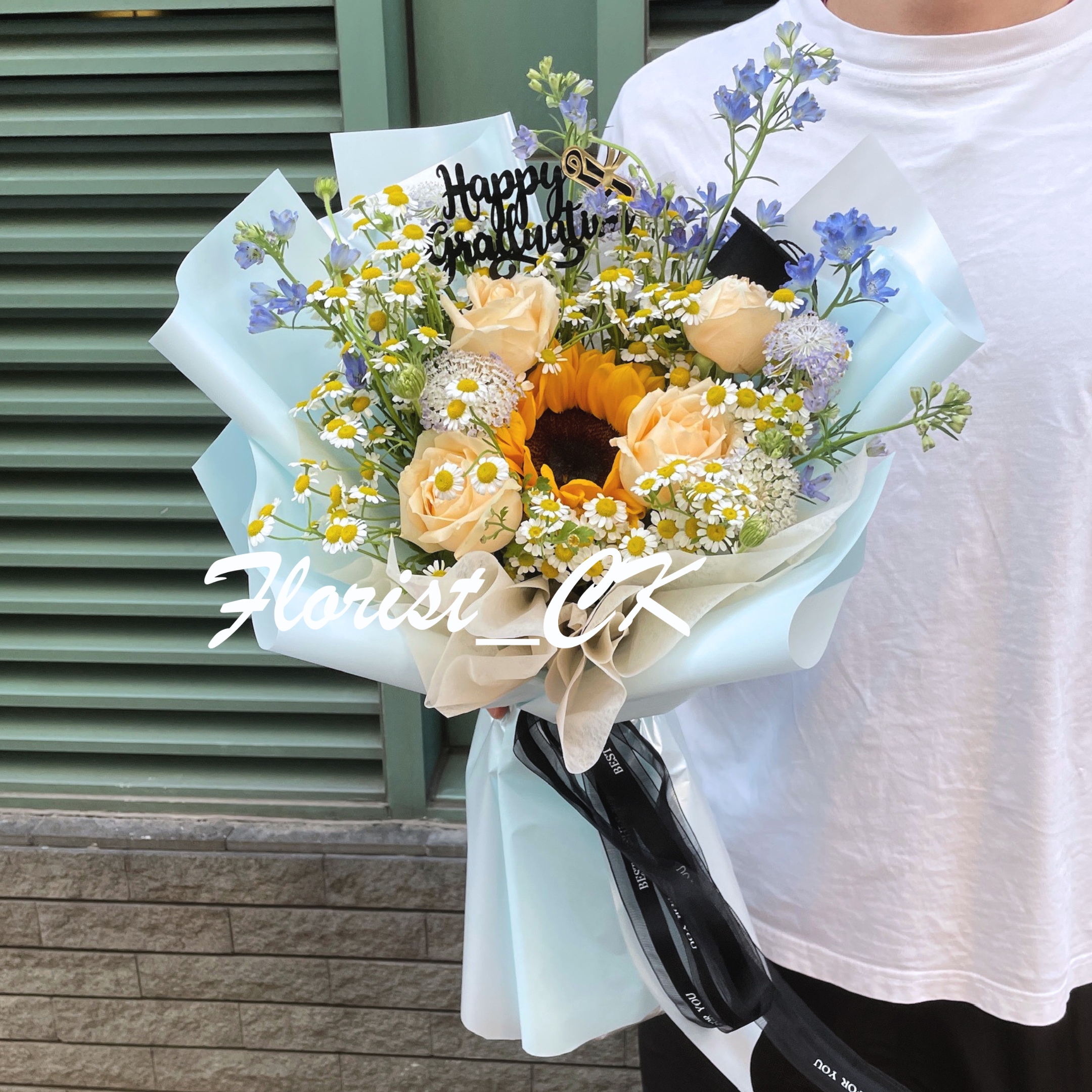 【2026 畢業鮮花推介】Golden Valor 淺藍花紙款｜向日葵玫瑰鮮花花束  (預訂款)