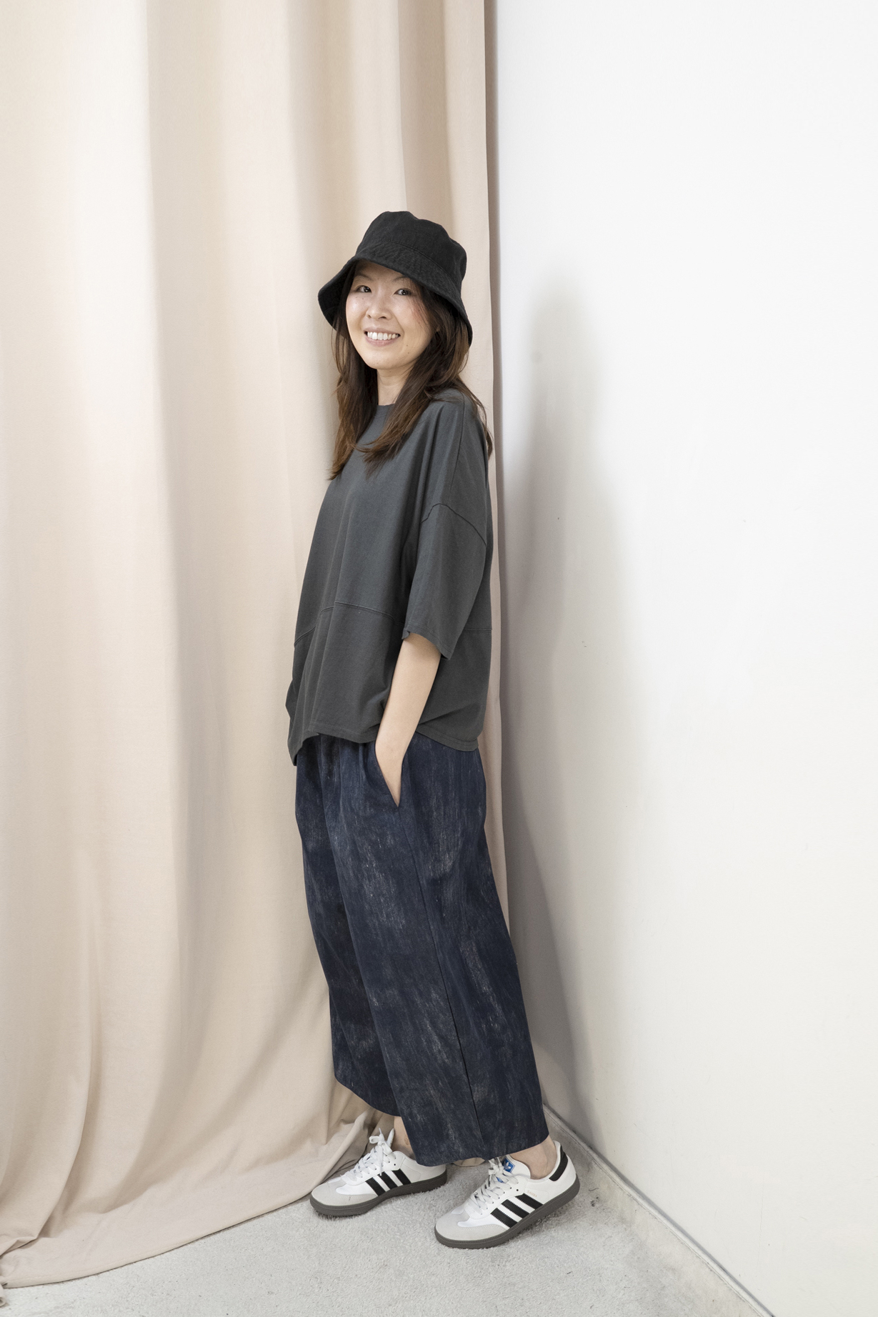 斜腳造型棉質休閒Top（炭灰色）