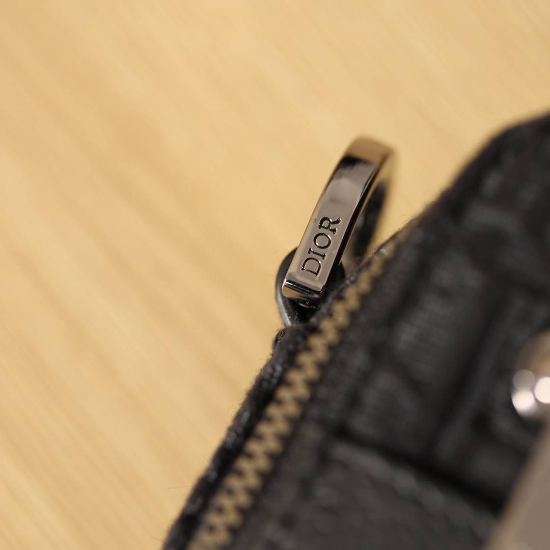 Safari 信使包(附肩带)👜✨ 黑色 Oblique 印花 尺寸:22x15x6厘米(长x高x宽) 可收纳一台iPad mini 这款 Safari信使包实用小巧，便于日常携带。🥰 采用黑色 Obl ique 印花面料精心制作，饰以黑色粒面牛皮革细节。 拉链隔层和正面口袋可收纳各种日常用品，搭配可调节的Christi an Dior 肩带，可肩背或斜挎。