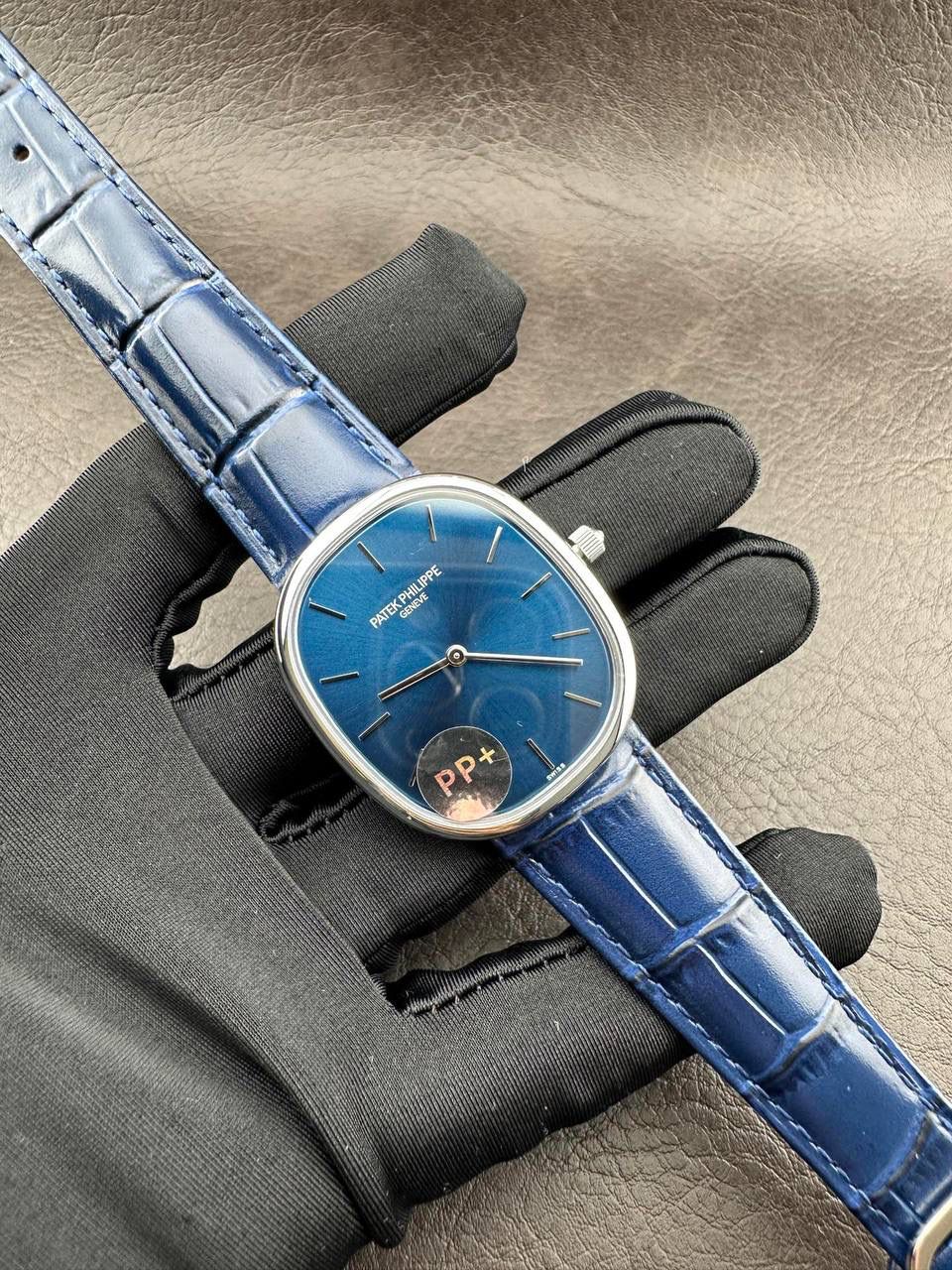 PP➕ Factory2025新品首发｜百达5738系列 68克配重版 复刻经典，更胜经典——GOLDEN ELLIPSE 黄金椭圆腕表重磅登场！ ✅ 黄金分割美学重塑：遵循1:1.6181经典比例，34.5MM×39.5MM椭圆表径搭配7.7MM纤薄厚度，复刻古典韵味与佩戴舒适度。 ✅ 316L精钢表壳：介于圆形与矩形之间的别致椭圆轮廓，还原原版线条张力，质感细腻出众。 ✅ 3D立体云贝母表盘：专属浮雕打印工艺，折射神秘深邃光泽，告别市面暗淡平庸款，上手自带高光。 ✅ 定制进口小牛皮表带：21X16尺寸对版原配，搭配同型椭圆表扣，与表壳设计遥相呼应，贴合手腕更显格调。 ✅ 9015精准机芯：走时稳定精准，兼顾实用性与耐用性，日常佩戴无压力。 PP➕不做“远观款”，只为呈现最接近原版的真实佩戴体验——从细节质感 to 上手触感，每一处都经得起近距离审视，让经典韵味在腕间完美延续！