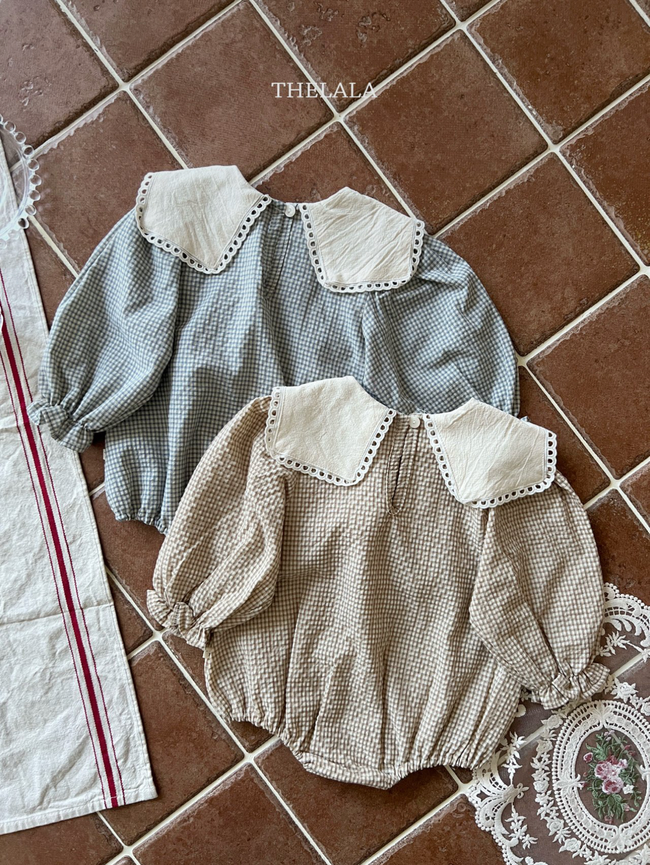 🌸預訂 韓國直送🌸🇰🇷THELALA兩色花卉刺繡方形翻領格紋長袖包屁衣