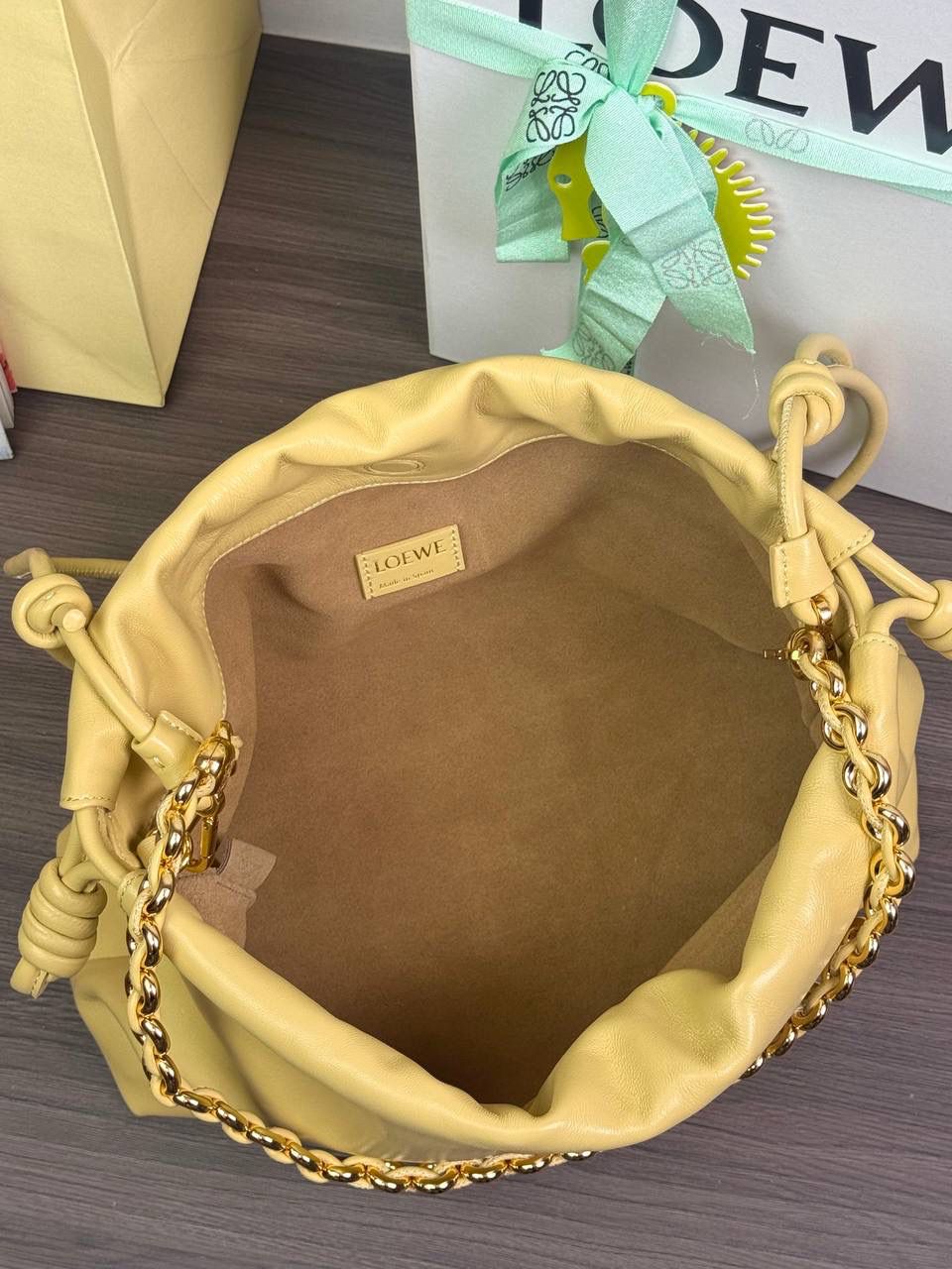 🎈中号链条款𝙁𝙡𝙖𝙢𝙚𝙣𝙘𝙤 𝙋𝙪𝙧𝙨𝙚羊皮 ——【黄油色】 尺寸：𝟯𝟬-𝟭𝟬.𝟓-𝟮𝟬𝐜𝐦 编码：012403 【配全套礼盒】 👉🏻延续福袋收缩绳褶皱设计，羊皮包身手感细腻柔软❤️ 👉🏻链条肩带➕皮肩带的双肩带设计，时尚百搭，给足了集美们多样化的选择。肩带可拆卸可调节，磁扣开合，正面烫金𝙇𝙤𝙜𝙤，呈现出高贵典雅的视觉感😍 👉🏻独家背景➕独家品质➕独家全套砖柜礼盒套装，市场高端品质皆在我手✌🏻