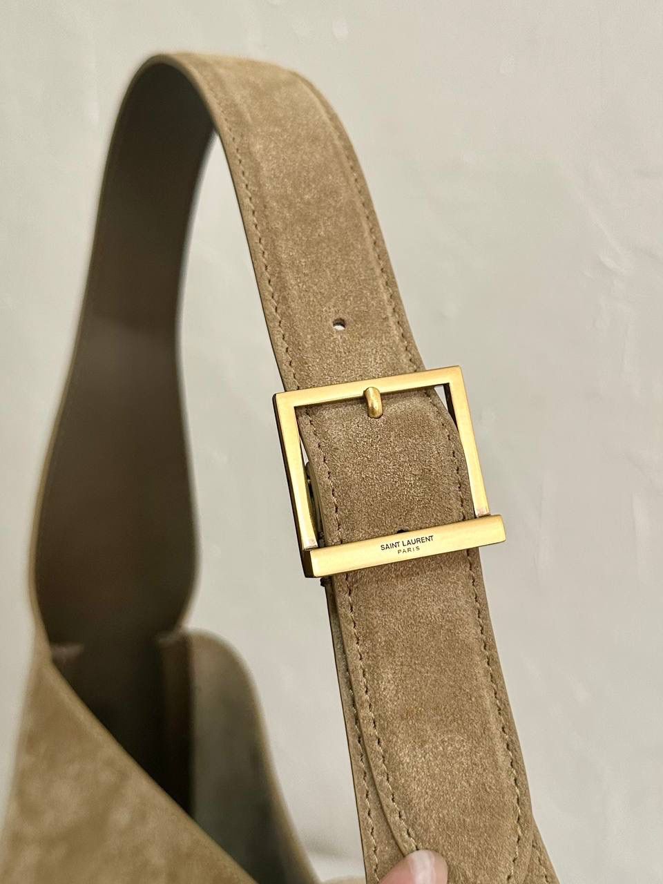 销量王🔥仅剩少量❗️ ys1 hobo bag腋下包大号麂皮麦绿金💴 我和你们说，这只包看着普普通通 但是上身是真的很好看！ 第一次看到他们家有这种慵懒的腋下包 反绒双色牛皮➕胎牛皮内里 又轻容量又大，真的很～～好背 大号真的无敌慵懒和随性 这只包的灵魂在于圆滚滚中又有型 市场很多做得太挺括硬朗，那种货打咩啊❌ ZP开发⚠️全套包装哦～ 31×30×13cm753837m