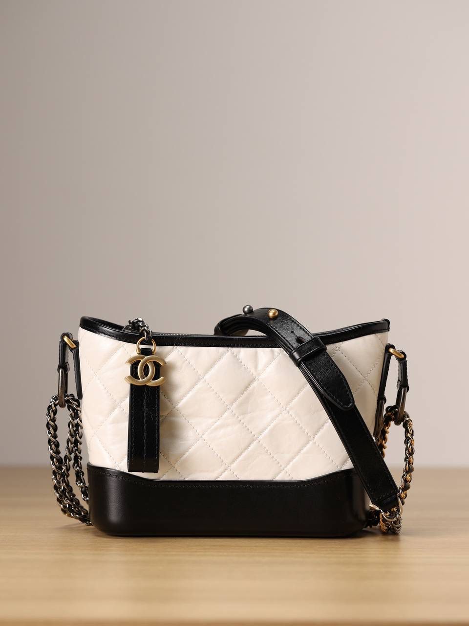 chanel流浪包白色小号👜💞 还是独家老渠道货 都是欧洲原产进口的牛皮和纯钢五金组装的尾单货 独一无二的品质✨五金是纯钢复古五金 黑色和金色搭配 随意调节肩带 绝对的百搭爆款🌟 尺寸:15 x 8 x 20cm