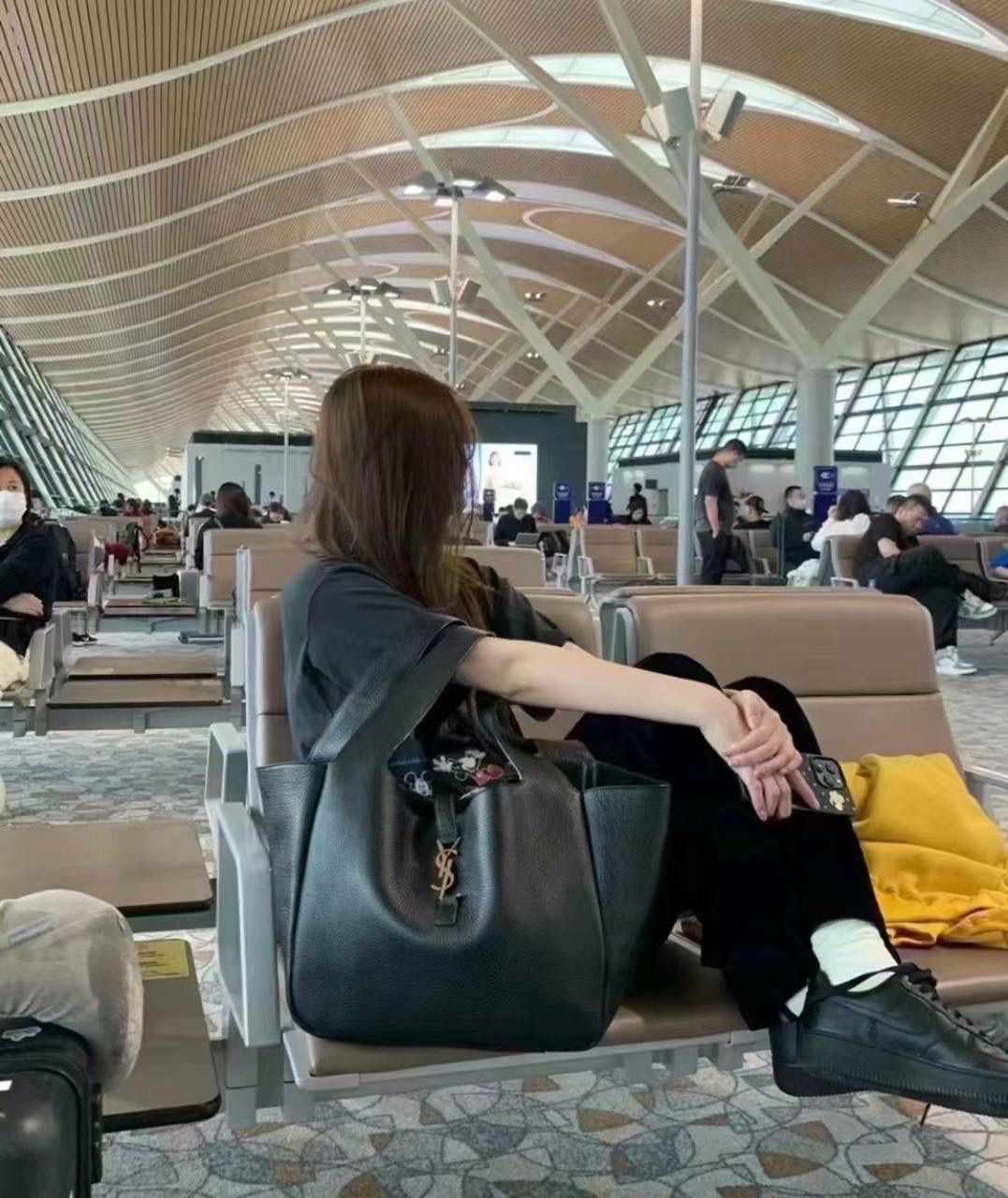 ys1 bea 鹿皮hobo tote🖤 又有漂亮又实用的大托特咯 hobo系列的延伸款 多了两个"翅膀"，哈哈，可曲可伸两种形态， 花一份钱等到了两个包，薅羊毛了哈哈哈 放14寸电脑💻no problem👌🏻 他们家的大包真的可以给人力量和自信感 这只用的居然是鹿皮，不是普通牛皮 整只包赢就赢在了皮料上 务必注意区分！ 50×28×18cm763435m