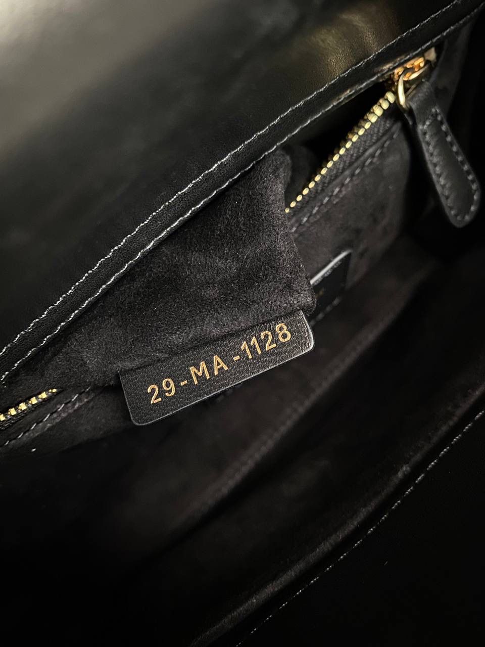 🈶黑色，四格 𝗗𝗜𝗢𝗥 𝗟𝗮𝗱𝘆七夕限定 在经典的基础上加了爱心小挂饰 让整个氛围有了爱的烂漫气息 戴妃作为经典的代表，怎么买怎么对 特别手拎时会显得整个人非常温柔优雅 我一直都推荐女生一定要有一只经典款 每个颜色都好好看，完全不需太纠结 20×16.5×8cm 4123m