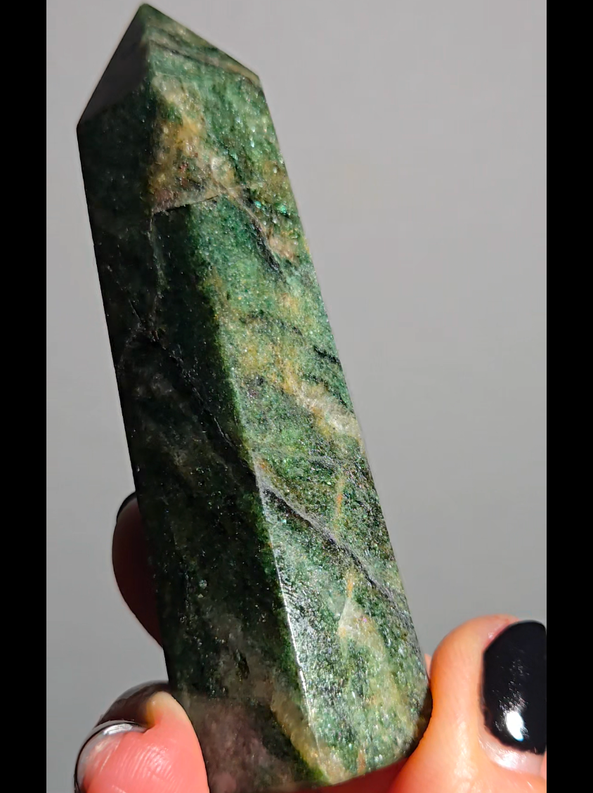Green mica fuchsite tower with beautiful marbling - MCA66