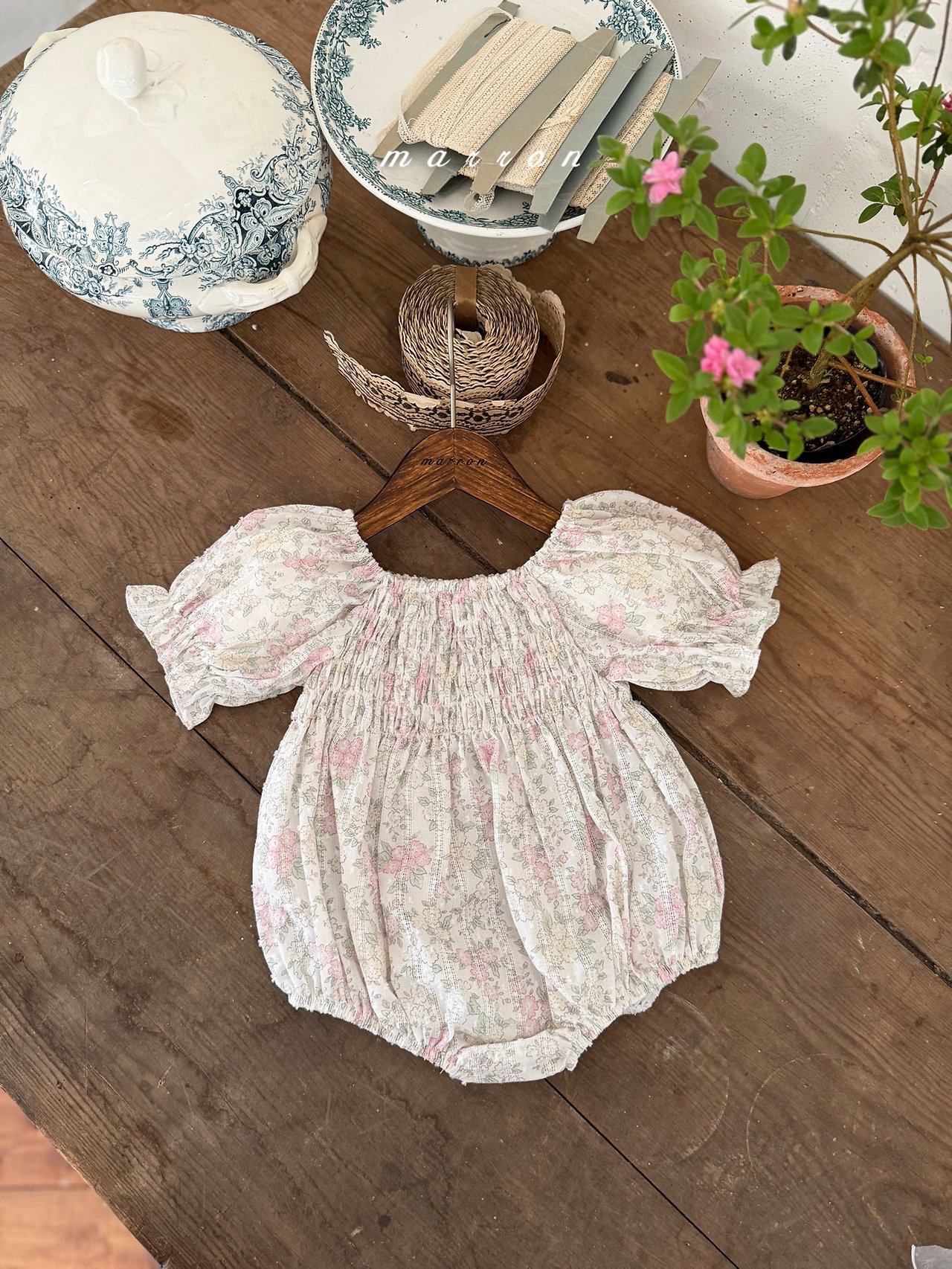 ☀️預訂 韓國直送☀️🇰🇷Marron兩色花卉束胸泡泡袖包屁衣