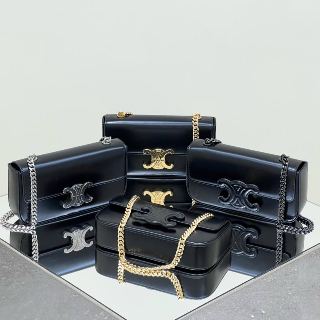 谁能拒绝优雅又时髦的凯旋门呢？最近几年，𝑪𝒆𝒍𝒊𝒏𝒆的𝑻𝒓𝒊𝒐𝒎𝒑𝒉𝒆元素真是超级受欢迎，围绕凯旋门的设计，这两年真是出什么火什么，CELINE真的太会拿捏啦！高级黑搭配凯旋门金扣链条满满的名媛气息👸