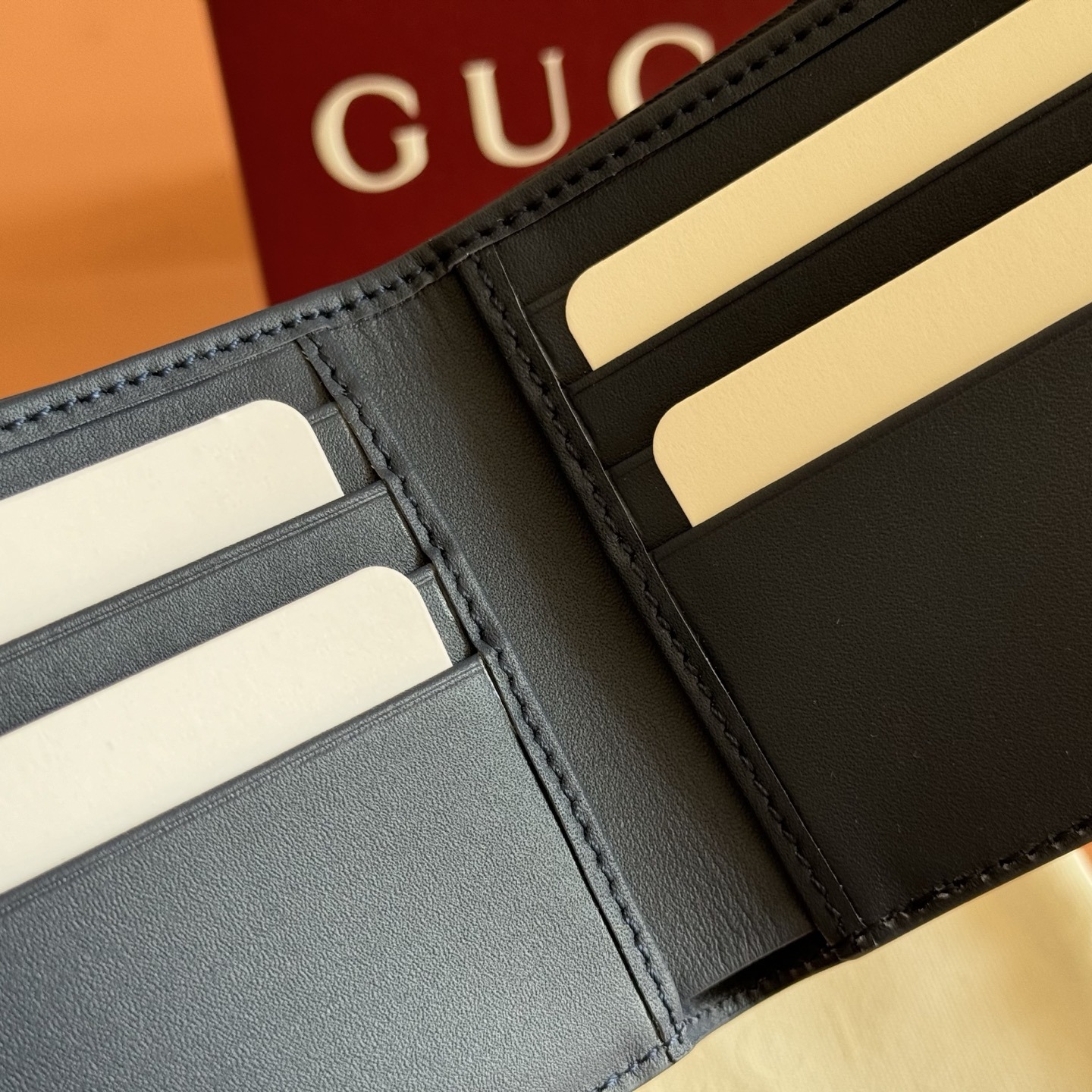 【原單】GUCCI 新年系列互扣式G馬鐙印花雙折銀包