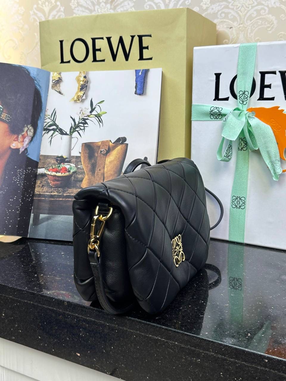 👉🏻小号羊皮【𝘗𝘶𝘧𝘧𝘦𝘳 𝘎𝘰𝘺𝘢】 —黑色🖤 编码：262122 尺寸：𝟐𝟎-𝟔-𝟏𝟑𝐜𝐦 ❤️采用轻柔纳帕小羊皮，经过裁剪、缝制和手工编织制成，内里一个主要隔层和一个拉链口袋，磁扣开合。 ❤️配有可拆卸可调节的皮革带子。可肩背或手拿。