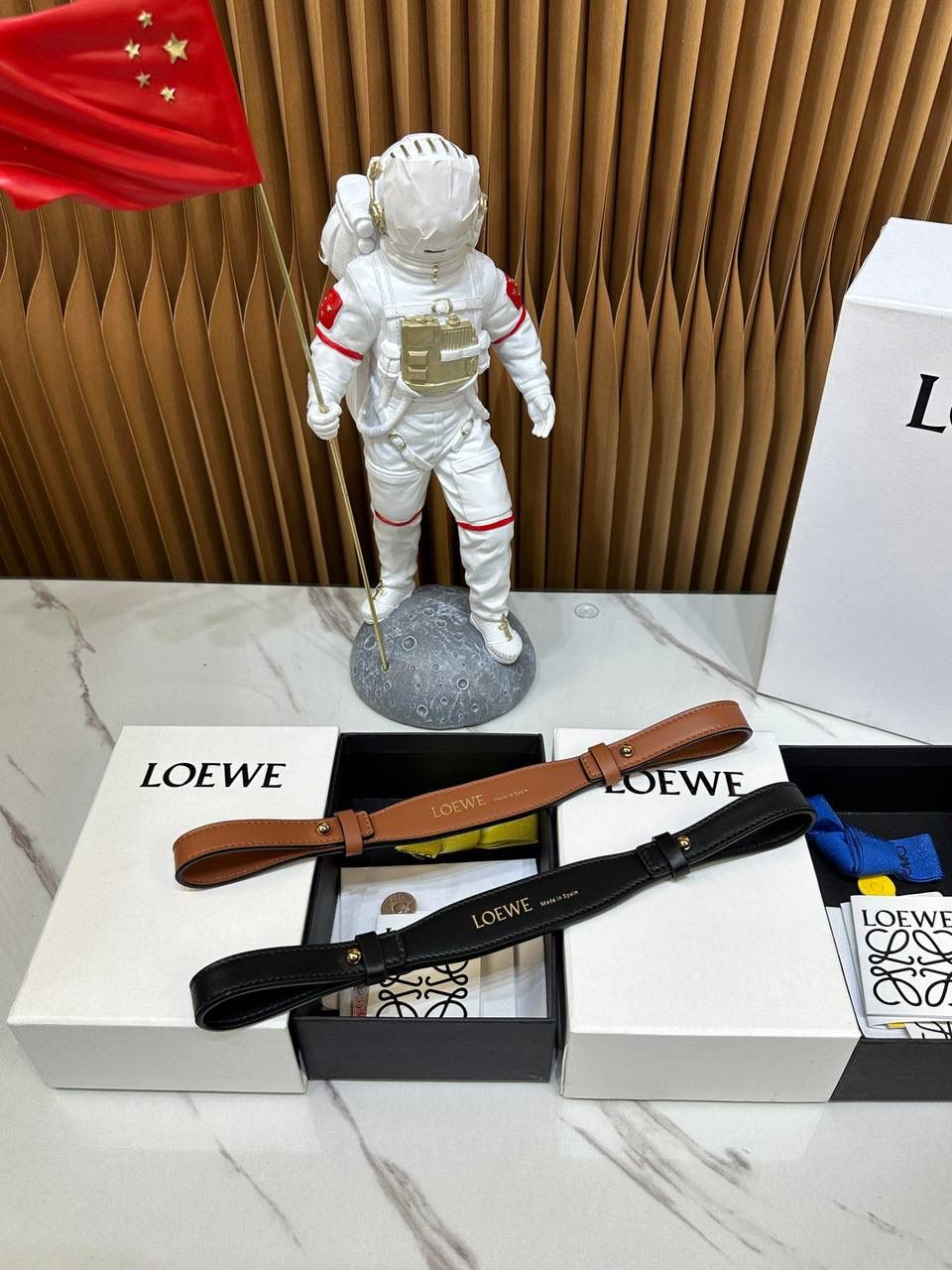 ★𝙇𝙤𝙚𝙬𝙚单配短肩带★棕色 ✅经典小牛皮制作，进口沙菲线，全铜五金。 ✅正面饰以品牌标志性烫金𝙇𝙊𝙂𝙊字体，两侧金属扣固定，🉑️做手提包使用的百搭肩带。 尺寸：55.5-2cm 编码：182323