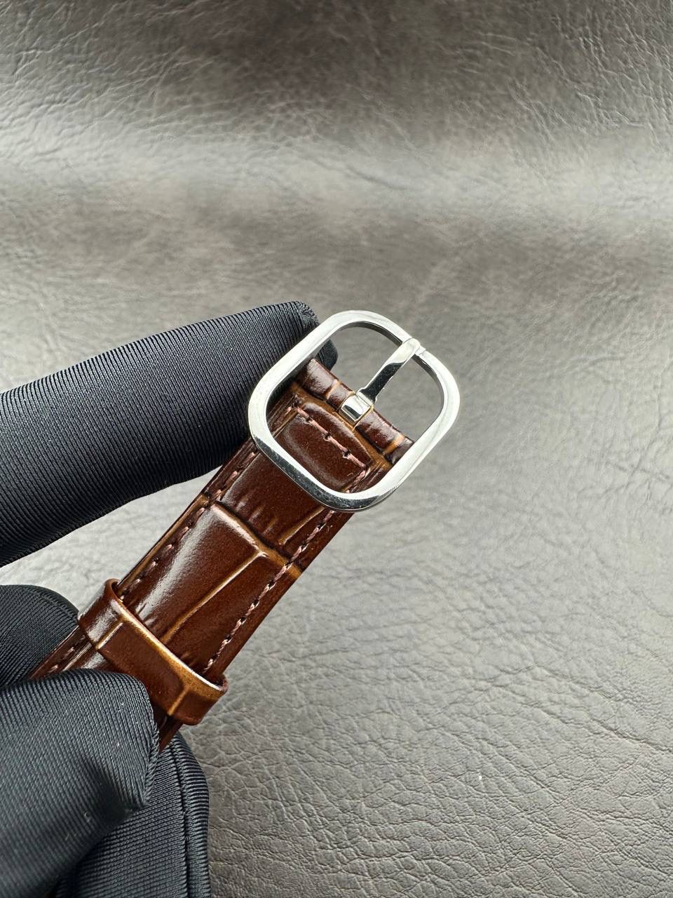 PP➕ Factory2025新品首发｜百达5738系列 68克配重版 复刻经典，更胜经典——GOLDEN ELLIPSE 黄金椭圆腕表重磅登场！ ✅ 黄金分割美学重塑：遵循1:1.6181经典比例，34.5MM×39.5MM椭圆表径搭配7.7MM纤薄厚度，复刻古典韵味与佩戴舒适度。 ✅ 316L精钢表壳：介于圆形与矩形之间的别致椭圆轮廓，还原原版线条张力，质感细腻出众。 ✅ 3D立体云贝母表盘：专属浮雕打印工艺，折射神秘深邃光泽，告别市面暗淡平庸款，上手自带高光。 ✅ 定制进口小牛皮表带：21X16尺寸对版原配，搭配同型椭圆表扣，与表壳设计遥相呼应，贴合手腕更显格调。 ✅ 9015精准机芯：走时稳定精准，兼顾实用性与耐用性，日常佩戴无压力。 PP➕不做“远观款”，只为呈现最接近原版的真实佩戴体验——从细节质感 to 上手触感，每一处都经得起近距离审视，让经典韵味在腕间完美延续！