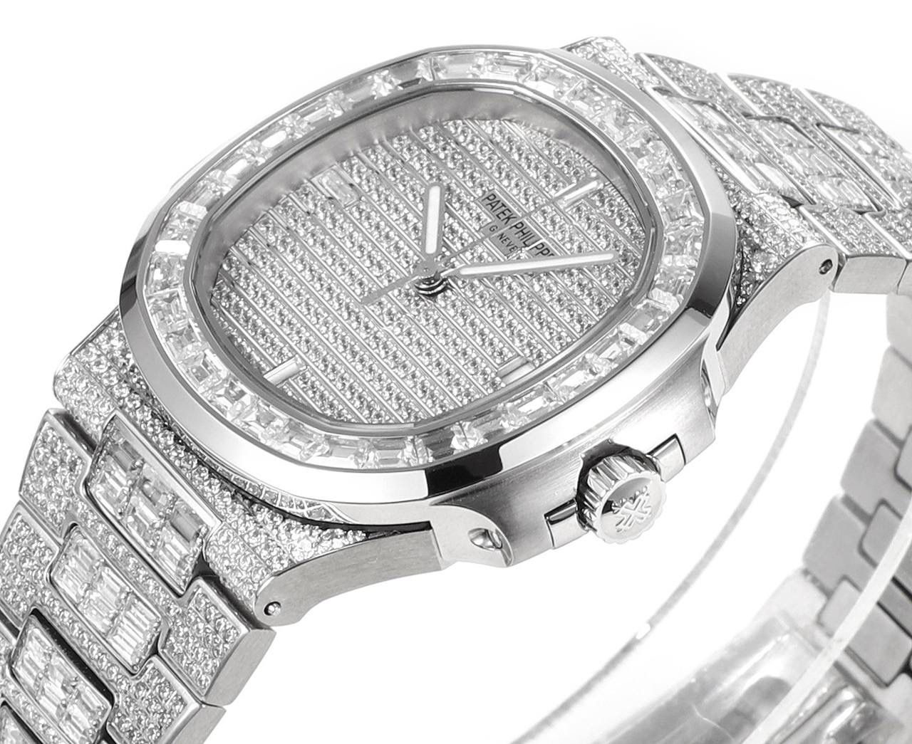 强势来袭！ 超级满天星方钻鹦鹉螺！ 1⃣️升级修正不锈钢表带，部分根据鹦鹉螺不锈钢表带拆解开发，完美贴合！ 2⃣️目前唯一使用圈口和表带方钻无爪镶石工艺，经历无数次的加工工艺，只为做到极致，终于大功告成！ 3⃣️全新订制修正版的Cal.324机芯，机芯摆轮位置与原装一致！深度洗花和刻字，机芯的还原度极高！ 4⃣️指针升级：秒针中心点升级为针轴秒针！ 鹦鹉螺满天星方钻王中王！欢迎您的品鉴！😎💯🌟