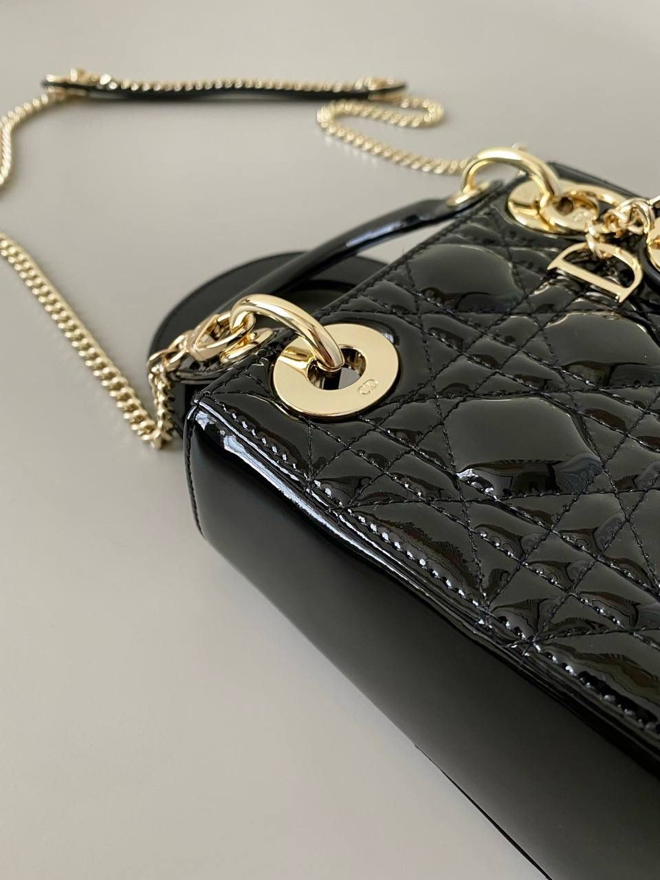 黑金🖤🤩 𝗗𝗜𝗢𝗥 𝗟𝗮𝗱𝘆三格漆皮款 全面升级，终极版本 经典款真是爱不释手毫不夸张 春夏秋冬四季包 优雅气质 可甜可咸 漆皮材质更是精致 高级感扑面而来 两条肩带，自由切换风格 17×15×7cm