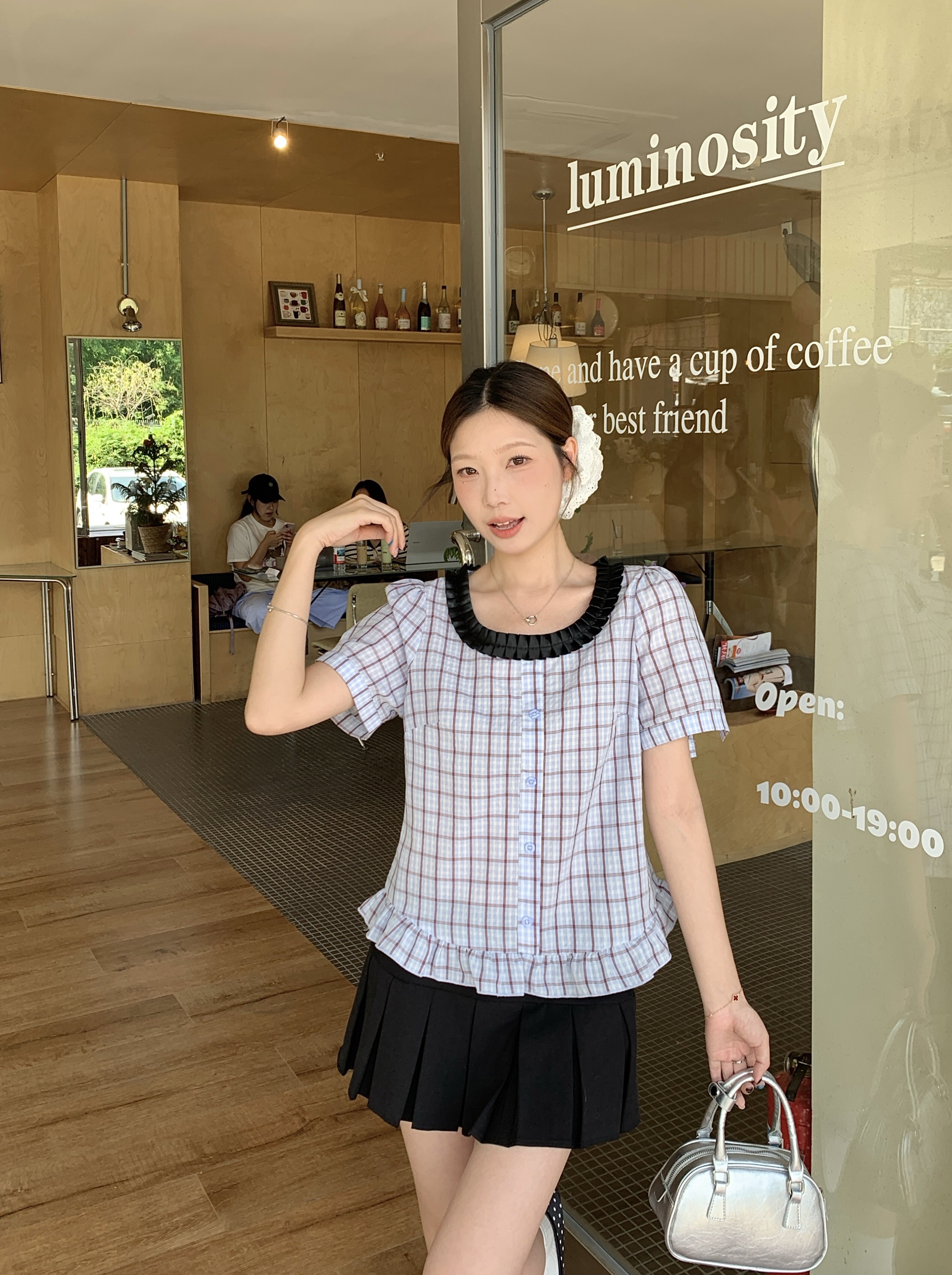 B223(80938) 法式精致格纹撞色黑木耳边领与下摆荷叶蓝卡其上衣