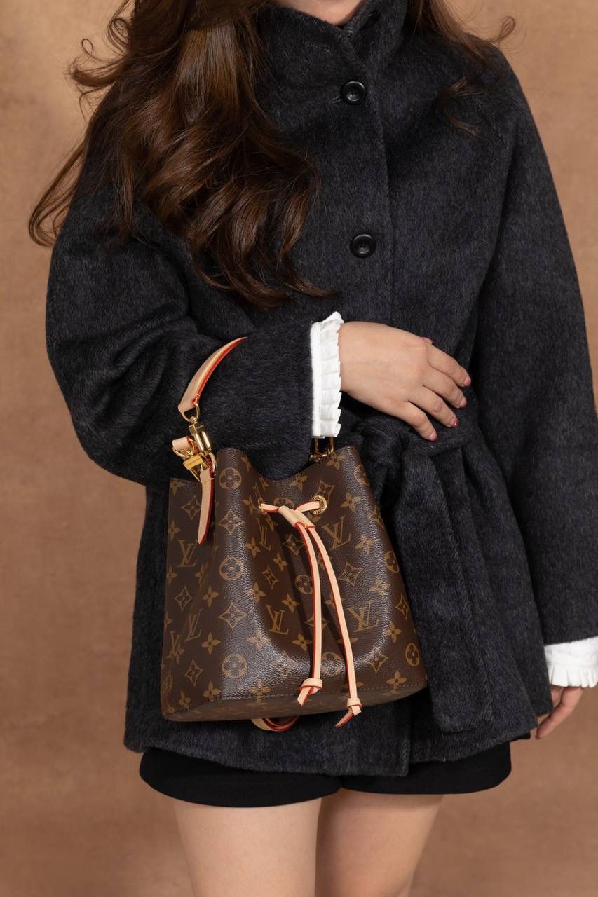 LV水桶包 BB🎀 这款 小水桶 NÉONOÉ BB 真的很吸睛，一看就会心动 😍✨ 📏 尺寸 20 × 20 × 13cm 小巧可爱 🥰，但容量 surprisingly OK～ 手机、钱包、钥匙、口红通通放得下， 出门完全没压力 💄📱