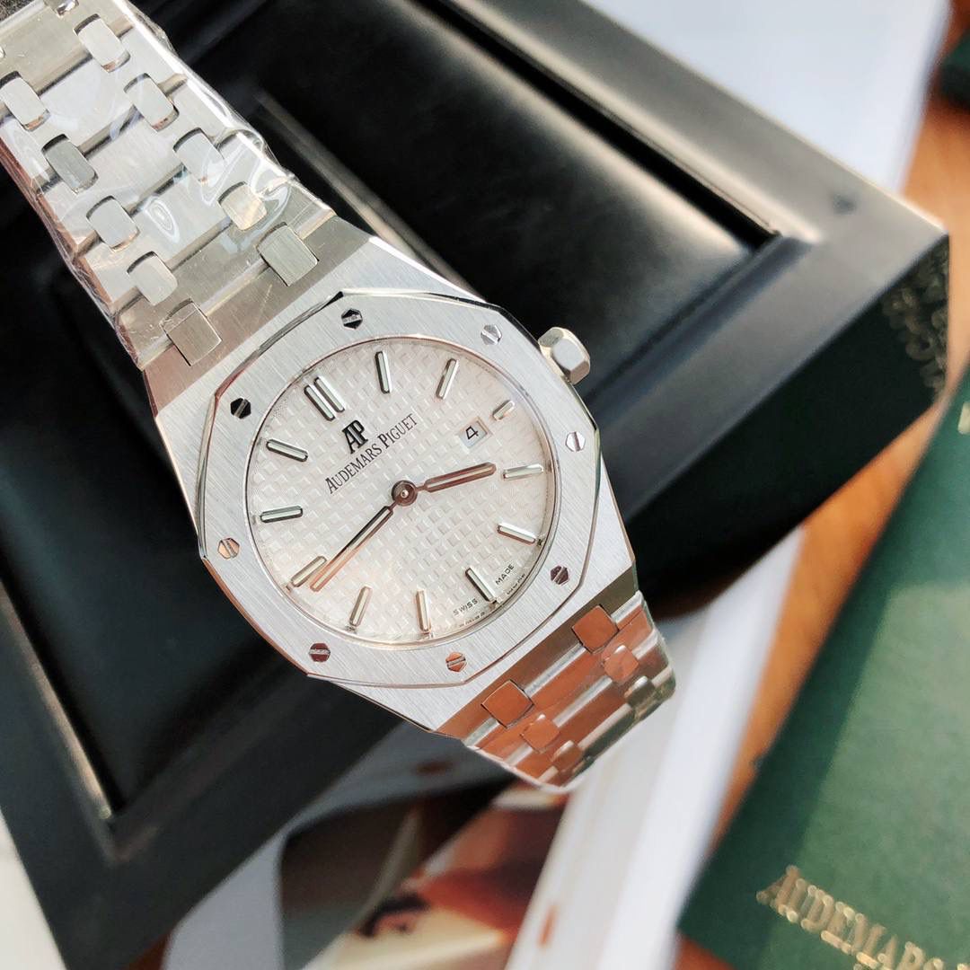 新年好礼！专柜很难买的AP女款到货啦！今天我们介绍的就是爱彼皇家橡树系列中的女士腕表。其官方型号为67650ST.OO.1261ST.01。爱彼皇家橡树系列独有的八角形外观还拥有爱彼独特的设计风格也将女士优雅风格融入其中，深受女士们的爱戴，即使只有33毫米的小尺寸，也将爱彼独有的纯净美感与刚毅线条展现的淋漓尽致。 搭载瑞士石英机芯、拥有实用的日历显示功能，女士们佩戴起来不会显得沉重 配专柜全套包装出售。这种货一般数量不是很多的。数量有限哦😎🚀🔥