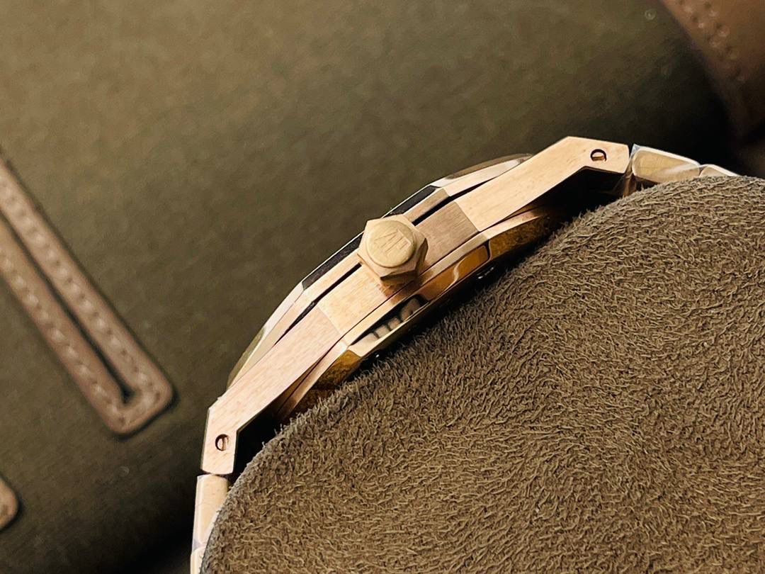 市场V4最高版本 爱.彼皇家橡树15400满天星系列腕表！ 1⃣️搭载进口9015机芯机械改装Cal.3120机芯，走时精准！ 2⃣️直径41MM！厚度9.8MM！ 3⃣️全表采用高亮度钻镶嵌，技艺精湛，不掉钻！ 4⃣️采用圈口可拆卸结构，市场大部分版本圈口不能拆卸！ 5⃣️316L全钢精磨工艺，质感更好！ 6⃣️全钻表盘，搭载高端指针！