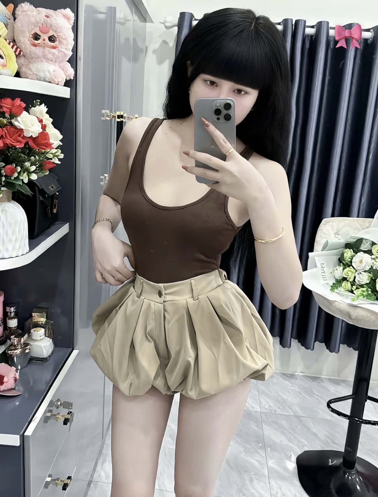 棕色背心搭配卡其色燈籠短褲套裝