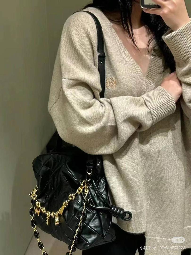 🎈褶皱羊皮福袋 —【👉🏻中号黑色到货】 编码：052028 尺寸：𝟑𝟎-𝟐𝟒.𝟓-𝟏𝟎.𝟓𝐜𝐦 ✅新款福袋采用进口纳帕小羊皮经过手工裁剪、缝合和缝制而成，🉑拆卸🉑调节肩带，多样化背法，容量超大，手感超舒适👍 ✅独家品质，对版细节，全套礼盒🎁给你满满的仪式感👍