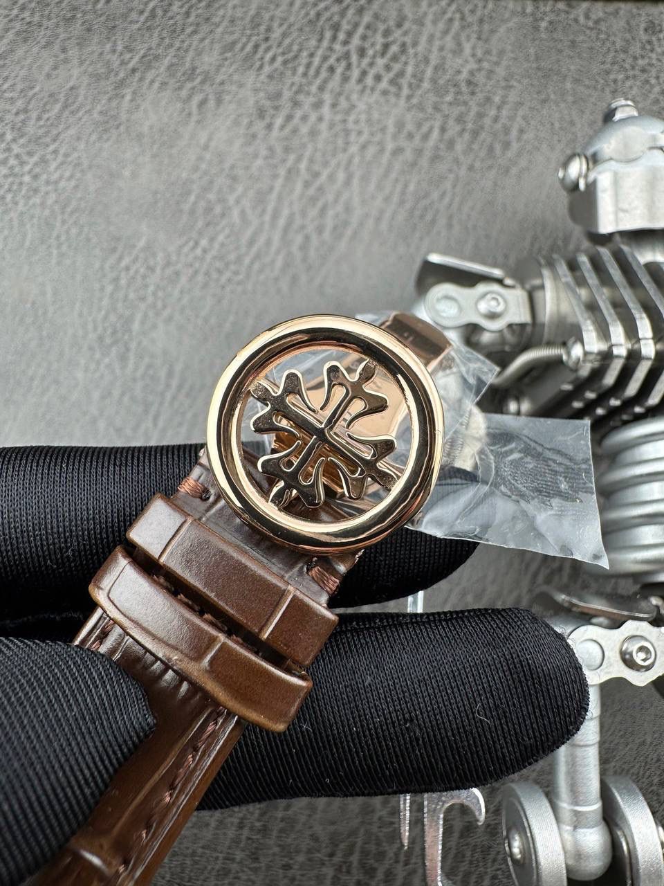 【铁划银钩 苍劲有力】高颜值新品墙裂推荐 精湛的工艺！ 年度最佳典藏之作——百达.翡丽古典超级复杂多功能 万年历功能腕表 团队历时两年多精心设计，不计成本，敢为人先，力求完美，克服重重难关，突破多层技术瓶颈，机芯型号为CH 29-535 升级版，质量稳定！ 【表带】经典意大利小牛皮表带，纹路清晰，质感好。搭配圈市面最顶级的百达翡丽灯笼表扣，通用原装无压力。 优雅的Calatrava雕花表壳极具个性，42毫米的表径适配大众男性手寸，非常商务可亦休闲。