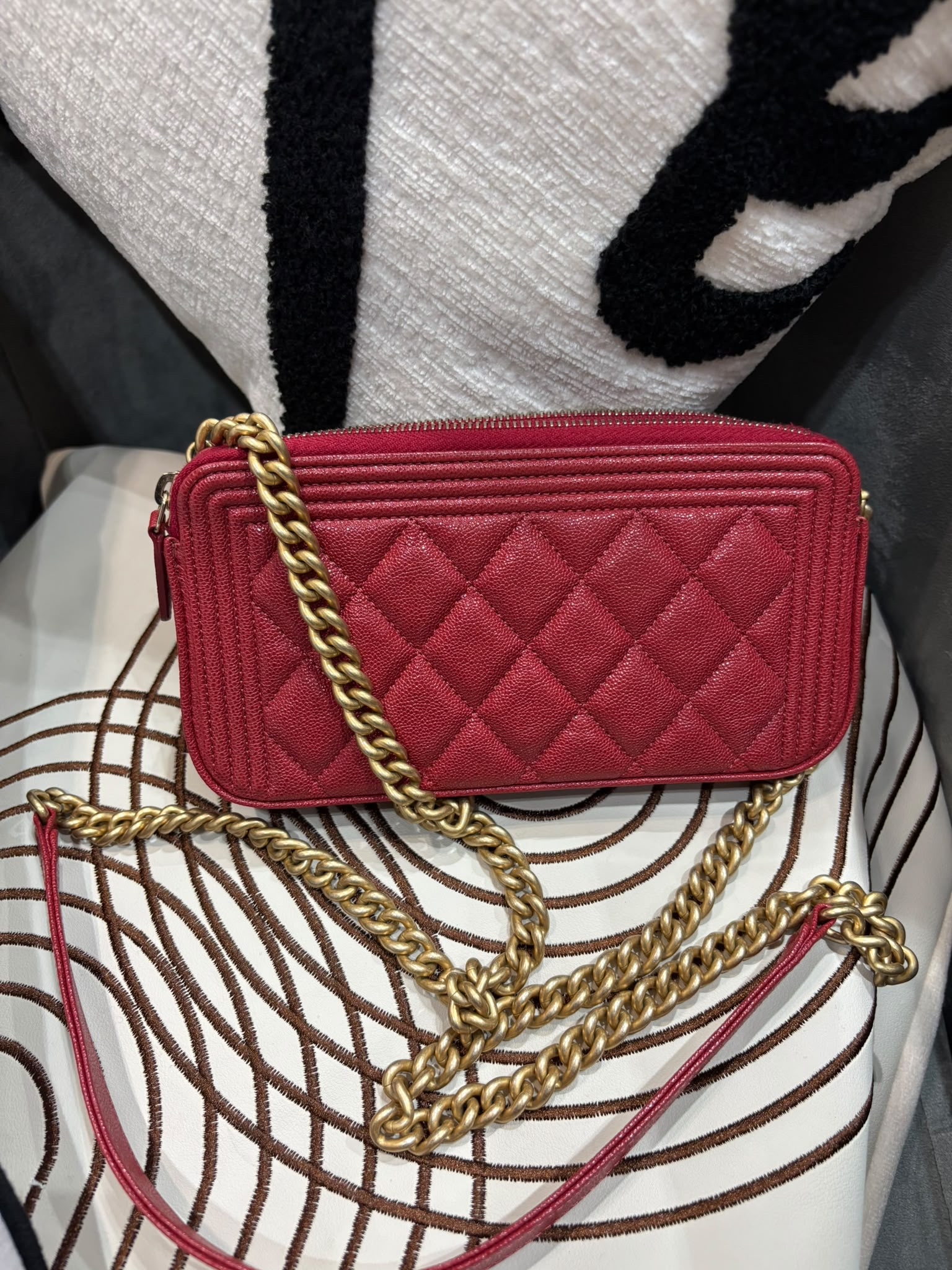 Chanel boy clutch with chain 荔枝牛皮 100%Authentic ,95%new  ✅28貼✅Dust bag 