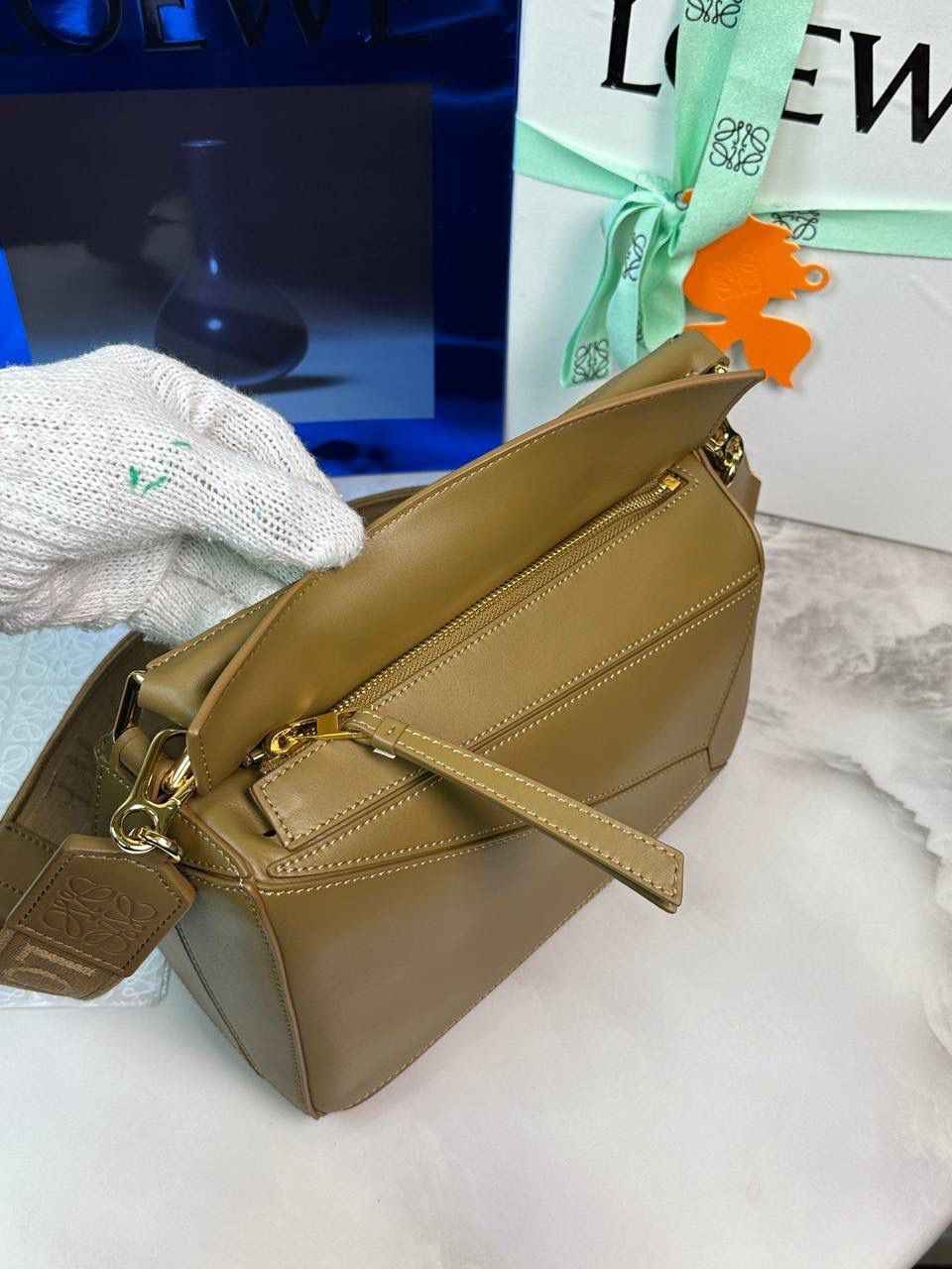 🅰️小号 𝗣𝘂𝘇𝘇𝗹𝗲最新版本❤️ ——（缎面/织带款） ✅经典拼图系列，不规则立体几何设计，最具辨识度的立体廓形和几何美学，顶级进口小牛皮搭配德国沙菲线，独家定制五金，𝗬𝗞𝗞拉链拉头 ✅容量超大，颜值高，四季百搭，新款自带可拆卸𝗟𝗢𝗘𝗪𝗘织带宽肩带‼️ 尺寸：𝟐𝟒-𝟏𝟎.𝟓-𝟏𝟔.𝟓𝐜𝐦 款号：061609织带款橡木棕