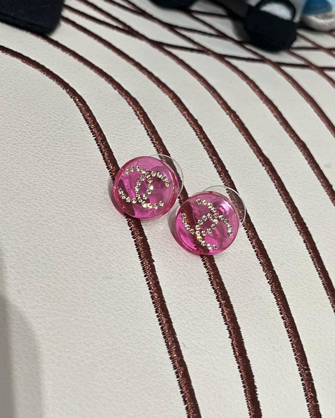 Chanel earrings round  100%Authentic ,98%new ✅Dust bag✅Box