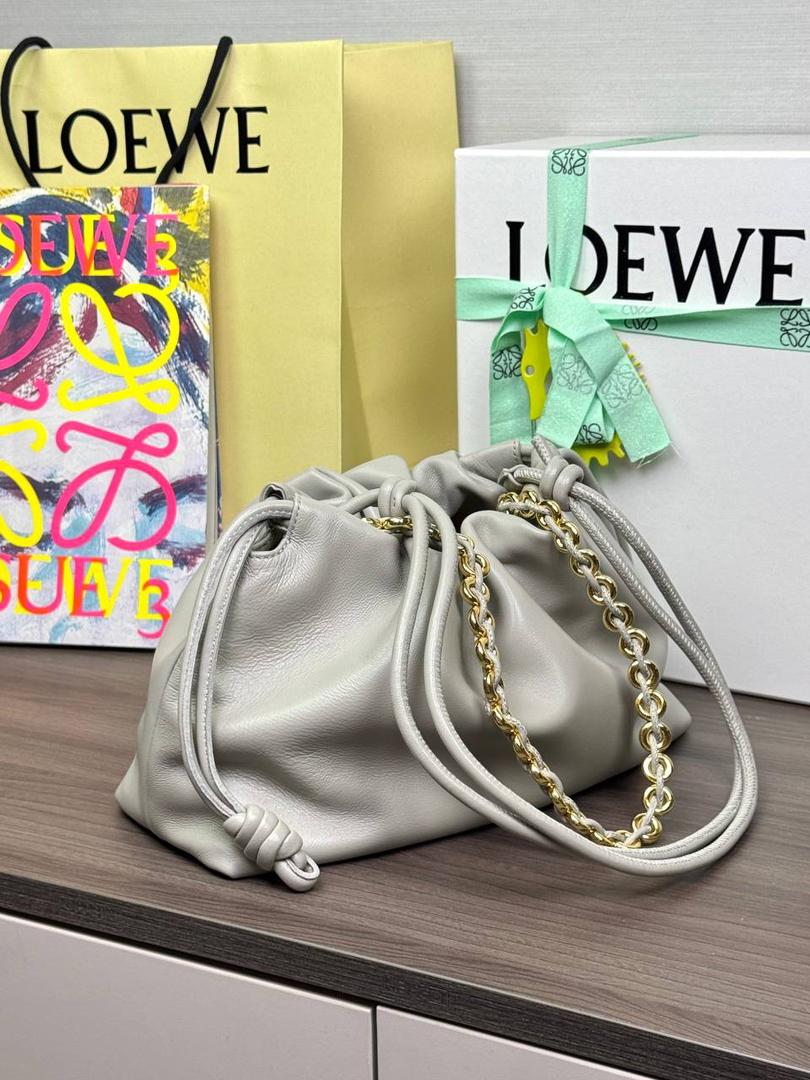 🎈中号链条款𝙁𝙡𝙖𝙢𝙚𝙣𝙘𝙤 𝙋𝙪𝙧𝙨𝙚羊皮 ——【银灰色】 尺寸：𝟯𝟬-𝟭𝟬.𝟓-𝟮𝟬𝐜𝐦 编码：012403 【配全套礼盒】 👉🏻延续福袋收缩绳褶皱设计•羊皮包身手感细腻柔软❤️ 👉🏻链条肩带➕皮肩带的双肩带设计•时尚百搭•给足了集美们多样化的选择。肩带可拆卸可调节•磁扣开合•正面烫金𝙇𝙤𝙜𝙤•呈现出高贵典雅的视觉感😍 👉🏻独家背景➕独家品质➕独家全套砖柜礼盒套装•市场高端品质皆在我手✌🏻